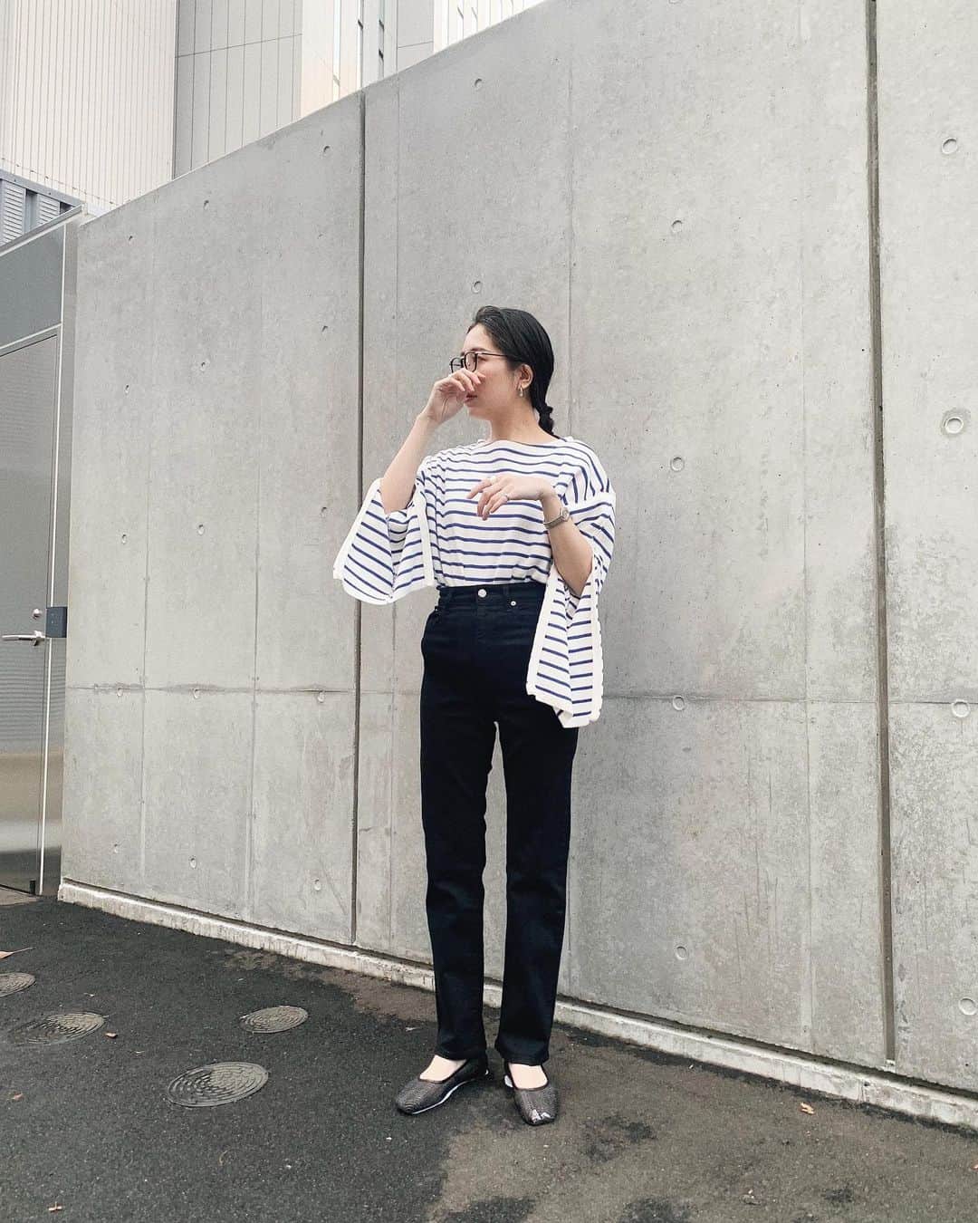 大波絢香のインスタグラム：「*﻿﻿﻿ *﻿﻿ ﻿ ﻿ ﻿ 着た瞬間かわいくて、買うー🤤ってなったトップス💙﻿ ﻿ ﻿ カットソーじゃなく、ニットだからこそ！﻿ ラフ過ぎず、大人カジュアルに着れる〜◎﻿ ﻿ 最近ニット全然買ってなかったから、久々に出会った😚嬉﻿ ﻿ ﻿﻿ ﻿ ﻿ ﻿ 着用アイテムはインスタTOPのURLから🛒﻿﻿﻿﻿﻿﻿﻿﻿﻿ ﻿@ayaka_onami_ ﻿﻿﻿﻿﻿﻿﻿﻿﻿﻿ ﻿﻿ ﻿﻿﻿﻿﻿﻿﻿﻿﻿﻿﻿﻿﻿ @ungrid_official﻿﻿﻿﻿﻿﻿﻿﻿﻿﻿﻿ @ungrid_staffsnap ﻿﻿﻿﻿﻿﻿﻿﻿﻿﻿﻿﻿﻿﻿﻿ #ungrid#code#ungrid_ayaka#仙台#仙台パルコ#大人カジュアル#大人コーデ#黒髪#シンプルコーデ#ボーダー#伊達メガネ#眼鏡#めがね」