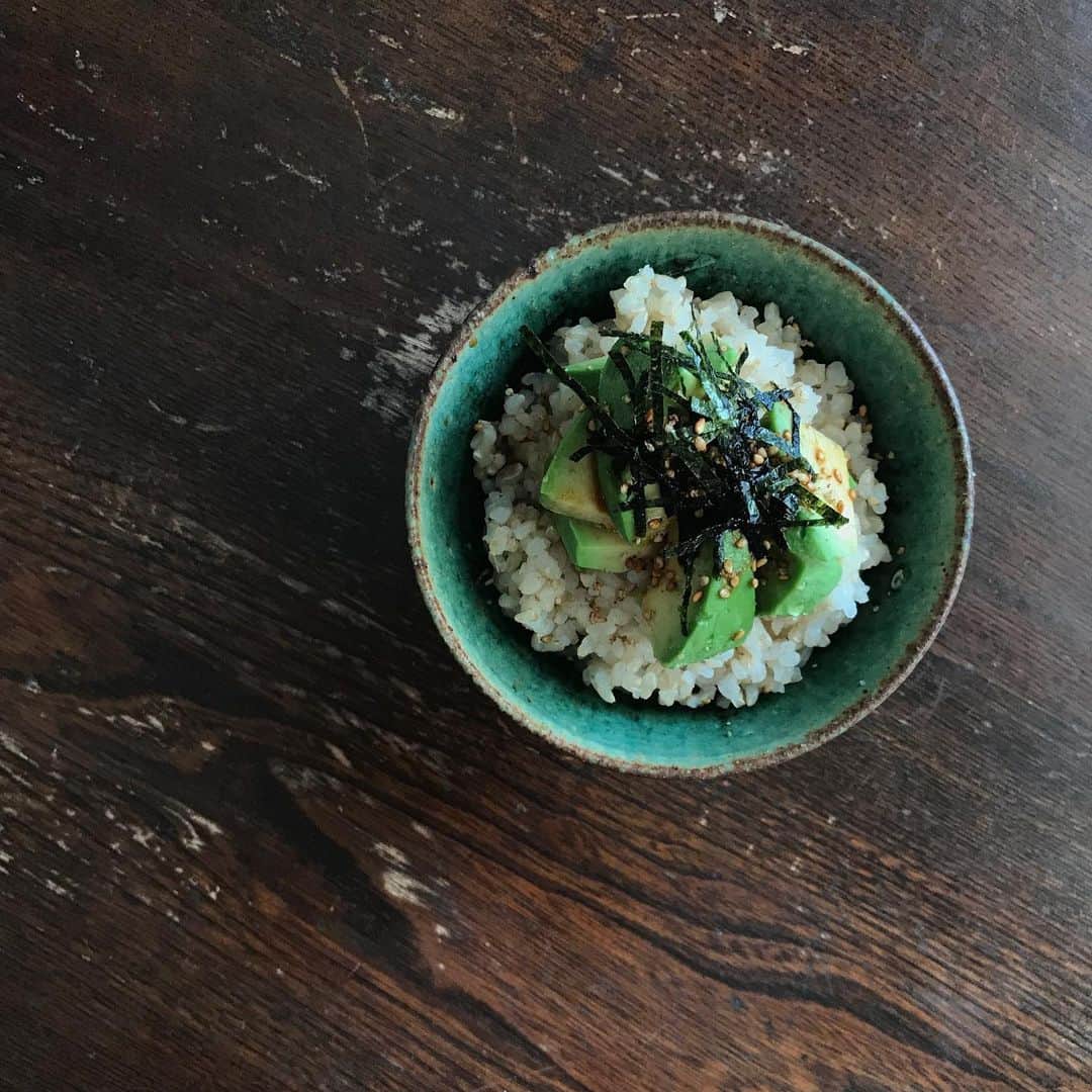 のインスタグラム：「国産アボカド  屋久島のミカさんから 大好きな たんかんを 贈って頂いた  箱の底の方には大きなレモン  ビッシリと詰まった 小振りな可愛いたんかんの中に 今年も台風を潜り抜けた 貴重なアボ様をひとつ 忍ばせてくれた  食べ頃の見極めが 難しいアボカド でも失敗は許されない  アボカドを絶対美味しく食べる 使命感に燃える観察の日々  ある日持ってみると カチカチだったのが あれ？少しやわらかくなってる  枝を少し押すとすんなり外れた  わーー 今でしょ‼︎  その日は突然やって来る  もちもち玄米ご飯に  山葵オイルを纏って頂いたアボ様  そして刻み海苔と捻り胡麻  仕上げにお醤油をたらり  アボ様 至福でございます  #国産アボカド #食べ頃が大切」