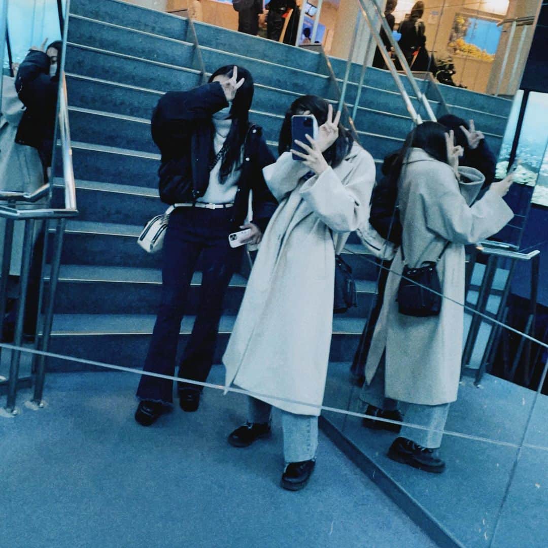 吉田莉桜さんのインスタグラム写真 - (吉田莉桜Instagram)「いぇいいぇい🤍✨  #水族館 #顔隠しポーズ」2月22日 20時31分 - yoshida_rio_official