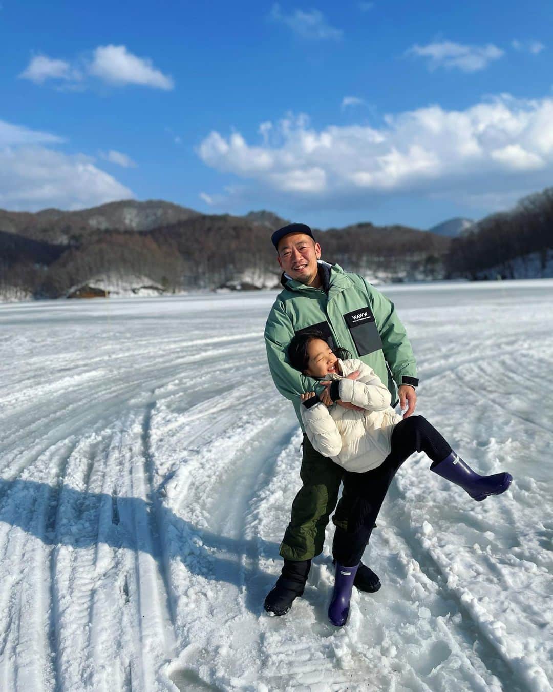 小堺大輔のインスタグラム：「. PEACE  #裏磐梯 #小野川湖 #氷上のワカサギ釣り」