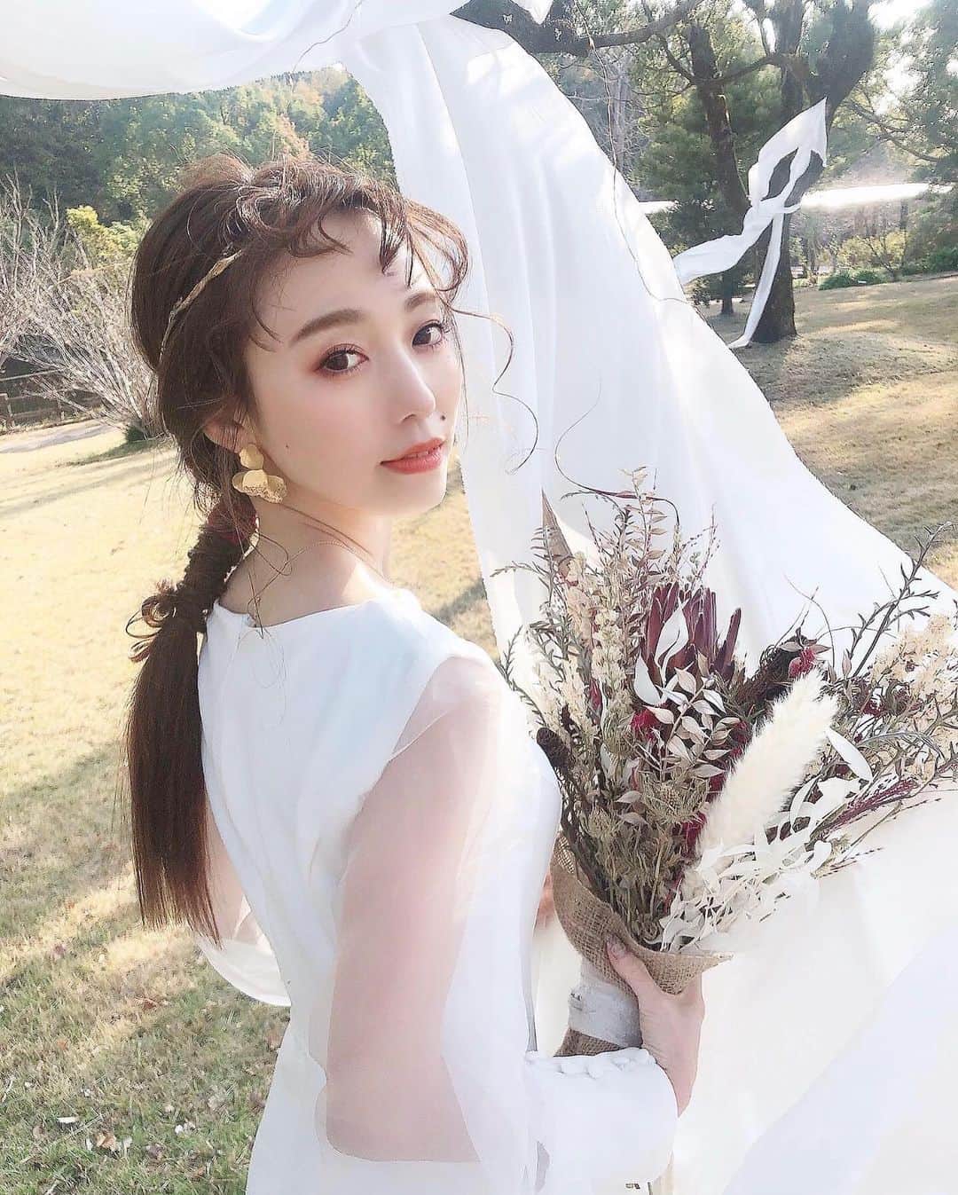 白岩まちこのインスタグラム：「≫≫🧴... 𝘴𝘩𝘢𝘮𝘱𝘰𝘰 𝘳𝘦𝘷𝘪𝘦𝘸 🏹*·˚ ༘♡  ㅤㅤㅤㅤㅤㅤㅤㅤㅤㅤㅤㅤㅤ わたしのトレードマークといえば この阿波踊りバング...❤︎← ㅤㅤㅤㅤㅤㅤㅤㅤㅤㅤㅤㅤㅤ とにかくシースルーバングが大好きで、 もう数年変えてないんだ🥺✨ ㅤㅤㅤㅤㅤㅤㅤㅤㅤㅤㅤㅤㅤ ㅤㅤㅤㅤㅤㅤㅤㅤㅤㅤㅤㅤㅤ このシースルーバングに欠かせないのが スタイリング時に使うオイルなんやけど、 つけすぎるとやっぱり根元までベタついちゃう🤦🏻‍♂️💔 ㅤㅤㅤㅤㅤㅤㅤㅤㅤㅤㅤㅤㅤ ㅤㅤㅤㅤㅤㅤㅤㅤㅤㅤㅤㅤㅤ  花王の調査によると、 実際に４人に１人が根元はベタつくけど、 毛先はパサつく "混合頭髪 "で悩んでるというアンケート結果が出てるらしい🤔💡 ㅤㅤㅤㅤㅤㅤㅤㅤㅤㅤㅤㅤㅤ  そんな、根元のベタつき、 毛先のパサつきを抑えたい子にオススメなのが 《 PYUAN 》*·˚ ༘♡  ㅤㅤㅤㅤㅤㅤㅤㅤㅤㅤㅤㅤㅤ PYUANは、根元はベタつくけど 毛先はパサつく混合頭髪さんにオススメなヘアケアブランド🕊*·˚ ༘♡ㅤㅤㅤㅤㅤㅤㅤㅤㅤㅤㅤㅤㅤ ㅤㅤㅤㅤㅤㅤㅤㅤㅤㅤㅤㅤㅤ ㅤㅤㅤㅤㅤㅤㅤㅤㅤㅤㅤㅤㅤ  🧴 @pyuan_official_jp ㅤㅤㅤ ㅤㅤㅤㅤㅤㅤㅤㅤㅤㅤㅤㅤㅤ  PYUANのシャントリには２タイプあって、  ㅤㅤㅤㅤㅤㅤㅤㅤㅤㅤㅤㅤㅤ ㅤㅤㅤㅤㅤㅤㅤㅤㅤㅤㅤㅤㅤ 🌿 なめらかリッチ 指通りなめらか、リッチにまとまる髪に。 プラム&カメリアの香り ⇨しっとりが好きな子にオススメ。 ㅤㅤㅤㅤㅤㅤㅤㅤㅤㅤㅤㅤㅤ ㅤㅤㅤㅤㅤㅤㅤㅤㅤㅤㅤㅤㅤ ㅤㅤㅤㅤㅤㅤㅤㅤㅤㅤㅤㅤㅤ 🌿 まとまりナチュラル 重くなりすぎず、ナチュラルにまとまる髪に。 シトラス&ミュゲの香り ⇨さっぱりサラサラが好きな子にオススメ。  ㅤㅤㅤㅤㅤㅤㅤㅤㅤㅤㅤㅤㅤ ㅤㅤㅤㅤㅤㅤㅤㅤㅤㅤㅤㅤㅤ 私は個人的になめらかリッチの方が好きやから 今日はなめらかリッチのシャンプー&トリートメントを紹介🦢🩰  ㅤㅤㅤㅤㅤㅤㅤㅤㅤㅤㅤㅤㅤ ㅤㅤㅤㅤㅤㅤㅤㅤㅤㅤㅤㅤㅤ 🧴 𝘴𝘩𝘢𝘮𝘱𝘰𝘰ㅤㅤㅤ500ml ¥1,200 + taxㅤㅤㅤㅤㅤㅤㅤㅤㅤㅤ ㅤㅤㅤㅤㅤㅤㅤㅤㅤㅤㅤㅤㅤ ㅤㅤㅤㅤㅤㅤㅤㅤㅤㅤㅤㅤㅤ 透明で、少しゆるめのテクスチャーのシャンプー。 地肌と髪と同じ弱酸性で出来ていて 泡立ちがよく、ノンシリコン処方。 根元のベタつきの元となる汚れをしっかりオフするから洗い上がりはサッパリやけど、キシキシしない感触。  ㅤㅤㅤㅤㅤㅤㅤㅤㅤㅤㅤㅤㅤ ㅤㅤㅤㅤㅤㅤㅤㅤㅤㅤㅤㅤㅤ 🧴 𝘵𝘳𝘦𝘢𝘵𝘮𝘦𝘯𝘵 500ml ¥1,200 + taxㅤㅤ ㅤㅤㅤㅤㅤㅤㅤㅤㅤㅤㅤㅤㅤ ㅤㅤㅤㅤㅤㅤㅤㅤㅤㅤㅤㅤㅤ すこし柔らかめのテクスチャーのトリートメント。 シャンプー後、トリートメントを付けると指通りがなめらかになり、つるんとまとまりやすく。 重たい感じはなく、どちらかというとサラッと潤う感じ。  どちらもプラム&カメリアのすっきりとした甘さのある香り🌺 ㅤㅤㅤㅤㅤㅤㅤㅤㅤㅤㅤㅤㅤ ㅤㅤㅤㅤㅤㅤㅤㅤㅤㅤㅤㅤ ㅤㅤㅤㅤㅤㅤㅤㅤㅤㅤㅤㅤㅤㅤㅤㅤㅤㅤㅤㅤㅤㅤㅤㅤㅤ ☑︎根元のベタつき、毛先のパサつきが気になる ㅤㅤㅤㅤㅤㅤㅤㅤㅤㅤㅤㅤㅤ ☑︎セット直後は調子いいのに、夕方になるとパサつくㅤㅤㅤㅤㅤㅤㅤㅤㅤㅤㅤㅤㅤ ㅤㅤㅤㅤㅤㅤㅤㅤㅤㅤㅤㅤㅤ ☑︎根元も毛先も同時にケアしたい  ㅤㅤㅤㅤㅤㅤㅤㅤㅤㅤㅤㅤㅤ ㅤㅤㅤㅤㅤㅤㅤㅤㅤㅤㅤㅤㅤ という、かるうる髪になりたい子にオススメ🕊🍃 ㅤㅤㅤㅤㅤㅤㅤㅤㅤㅤㅤㅤㅤ ㅤㅤㅤㅤㅤㅤㅤㅤㅤㅤㅤㅤㅤ ㅤㅤㅤㅤㅤㅤㅤㅤㅤㅤㅤㅤㅤㅤㅤㅤㅤㅤㅤㅤㅤㅤㅤㅤㅤㅤㅤ  最近はスタイル撮影でもフォトウェディングでも、 こういう巻きすぎないスタイルが人気やから、 頭皮のベタつきは抑えて毛先は綺麗にまとまるヘアケアアイテムはこれからもっと 需要が高まりそう...🧐💡  ㅤㅤㅤㅤㅤㅤㅤㅤㅤㅤㅤㅤㅤ  わたしは、シャンプー&トリートメントの 使用感(口コミ)、香りやパッケージで 選ぶことが多いんやけど、 みんなは何を見て選んでる🤭？？  ㅤㅤㅤㅤㅤㅤㅤㅤㅤㅤㅤㅤ  前回も市販で買えるヘアケアアイテムの投稿が好評やったから、またまた市販コスメレビューしてみた😌🧴ㅤㅤㅤㅤ ㅤㅤㅤㅤㅤㅤㅤㅤㅤㅤㅤㅤㅤ ㅤㅤㅤㅤㅤㅤㅤㅤㅤㅤㅤㅤㅤ またチャレンジしやすい市販コスメも レビューしてくね😙👌🏻  ㅤㅤㅤㅤㅤㅤㅤㅤㅤㅤㅤㅤㅤ ㅤㅤㅤㅤㅤㅤㅤㅤㅤㅤㅤㅤㅤ  #今日はスタイルうまくいった#PYUAN #シャンプー#トリートメント#ヘアケア #ヘアケア用品#ヘアケアグッズ#ヘアケア商品 #ヘアケアアイテム#シャンプーマニア#美髪#美髪ケア#前髪アレンジ#シースルーバング #プレ花嫁#プレ花嫁準備 #関西花嫁#関西プレ花嫁 #花嫁準備#花嫁美容 #前撮り写真#プレ花嫁2021 #ウェディング撮影#ブライダルフォト #頭皮にクレンズシャンプー#髪にうるおいチャージトリートメント #ベタパサをかるうる髪に#ピュアン#AD」