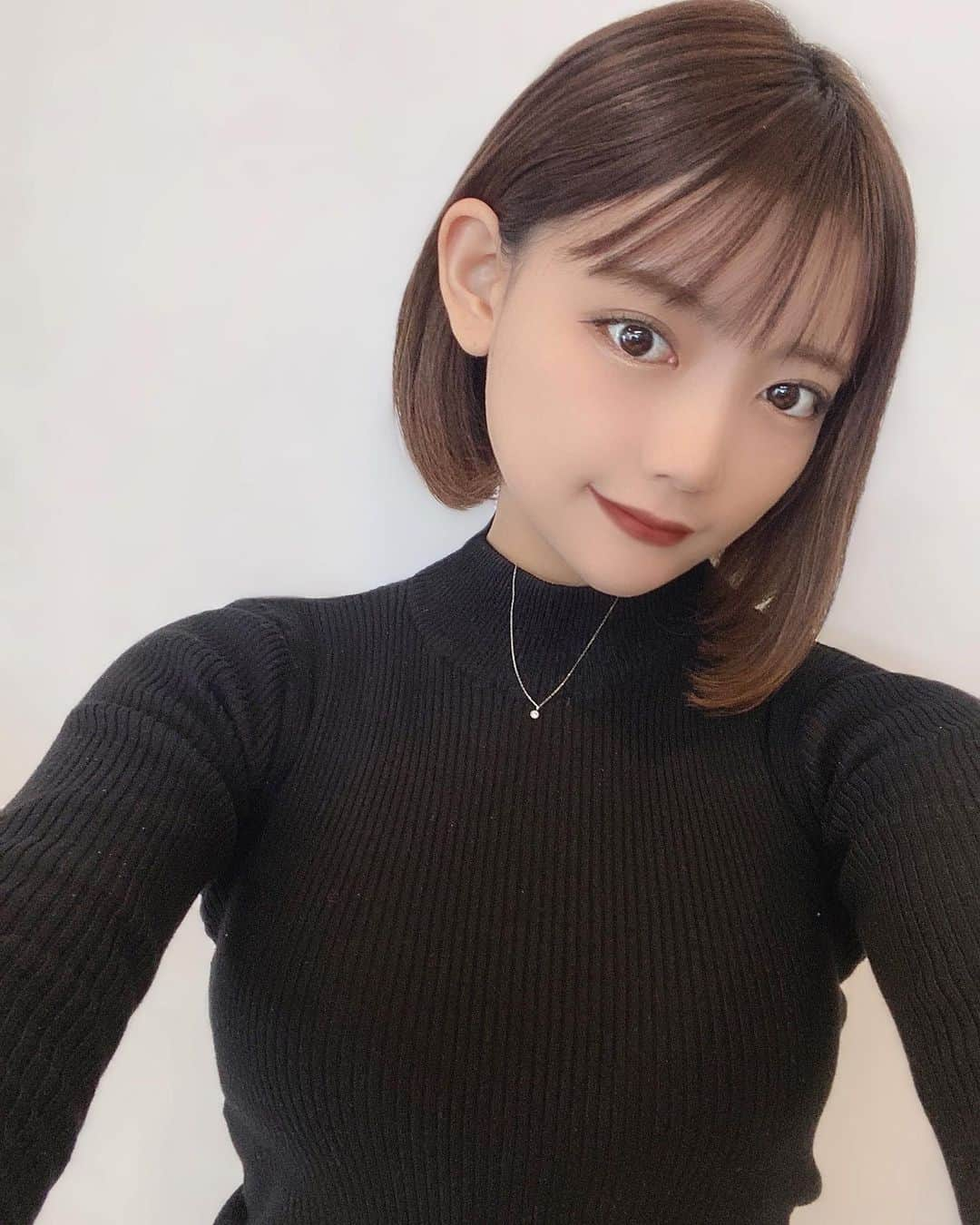 YUINAさんのインスタグラム写真 - (YUINAInstagram)「ショートも見慣れてきたかな？笑  ネックレスが服の中に入って 変な感じになっちゃった🐒笑  普段仕事の時とかカラコン付けてないから なんか変〜！とかコメントしないでね🙅🏻‍♀️」2月22日 20時37分 - y_i_n35