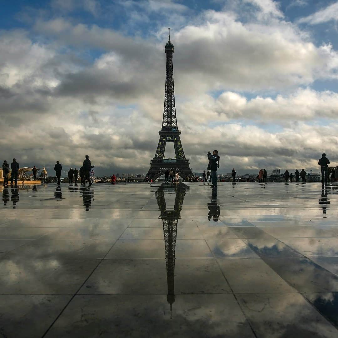 National Geographic Travelさんのインスタグラム写真 - (National Geographic TravelInstagram)「Photo by Muhammed Muheisen @mmuheisen / People gather at Place du Trocadéro, which overlooks the Eiffel Tower in Paris, France. For more photos and videos from different parts of the world, follow me @mmuheisen and @mmuheisenpublic. #muhammedmuheisen #Paris #France #eiffeltower」2月22日 20時38分 - natgeotravel