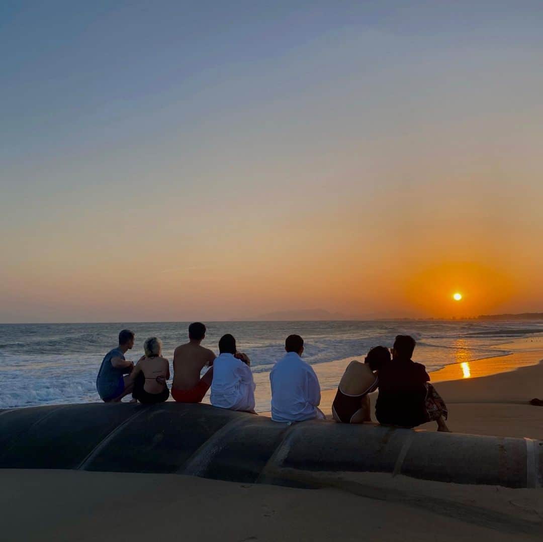 Chi Puのインスタグラム：「Moment that I will never forget. Deeply healed with beautiful sunset and good friends.  I feel truly blessed 🧡」