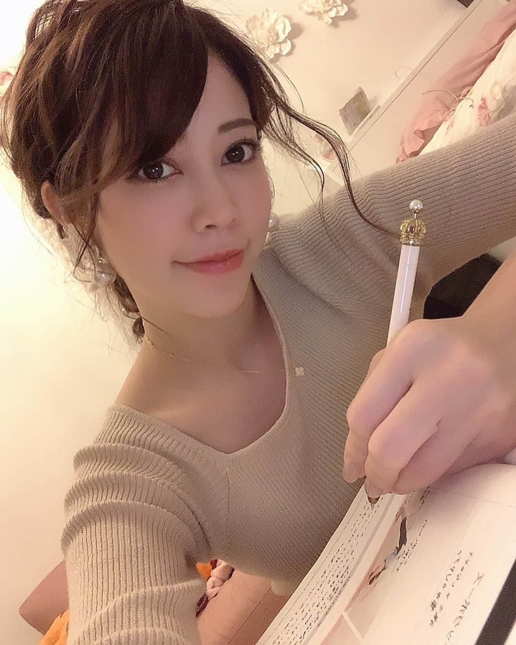 薄井美樹のインスタグラム：「．     ヨガ勉強中✏️  暗記力全然なくって 中々覚えられない…☁️    頑張るしか🔥🔥  ．」