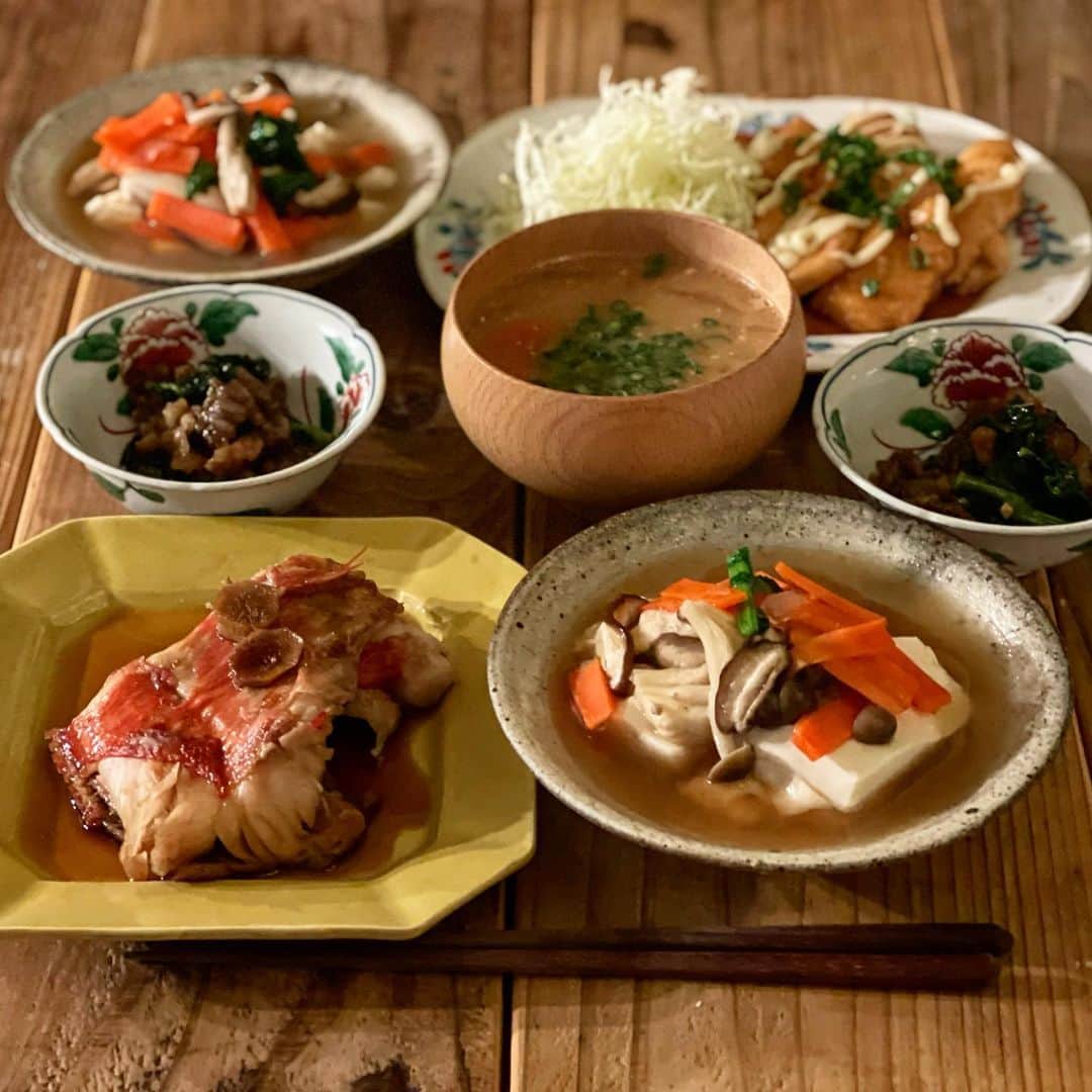Atsukoのインスタグラム：「今日の晩ご飯 2021.02.22  金目の煮付け 鶏胸肉で照り焼きチキン きのこの餡掛け豆腐  菜の花と牛肉のオイスターソース炒め 豚汁  魚の煮付けが嫌いな住人用にチキン。 私と娘は煮付けいただきました😍 魚の煮付けが美味すぎ😆てか多分金目が普通に美味い👍👍 餡掛け豆腐はオレペのやつ。 今回は味を少し濃くしたら好評でした！ キノコと野菜とお豆腐でヘルシーに😆」