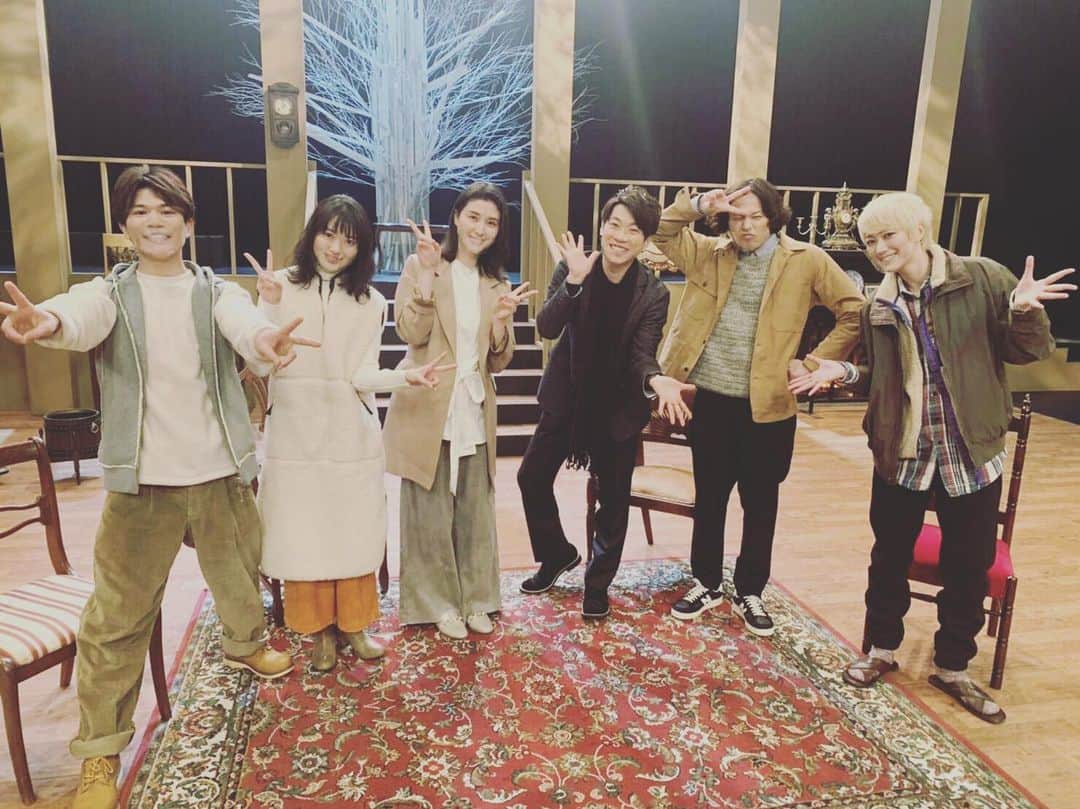 荒木宏文のインスタグラム：「マーダーミステリーシアター「演技の代償」に出演しました。  初対面の方が多い中行った即興演劇は初めましてが空ける距離が縮んだり、知り合って縮んだ距離が広がる不思議な空間でした。 また今回マネージャー役をやれた事でマネージャーとの距離がより縮んだ気がします。 いつもたくさん仕事が出来るように調整してくれるマネージャー。周りの心配押し切って仕事したがる俺の我儘を満足させる仕事量とそれをやり切れる体調面のサポート。 これを期に、より丈夫な身体を作りながらもっとたくさんの仕事をしていける気がします。  マネージャーの事を話したけど、支えてるのは応援してくれる皆さんもです。 一人じゃ何も出来ないけれどたくさんの方に支えられてここに立て続けられている。 本当いつもありがとう🌹 んでもって、これからもサポートよろしく✨」