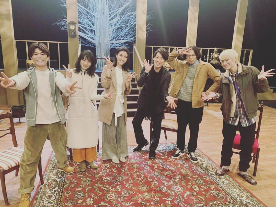 荒木宏文さんのインスタグラム写真 - (荒木宏文Instagram)「マーダーミステリーシアター「演技の代償」に出演しました。  初対面の方が多い中行った即興演劇は初めましてが空ける距離が縮んだり、知り合って縮んだ距離が広がる不思議な空間でした。 また今回マネージャー役をやれた事でマネージャーとの距離がより縮んだ気がします。 いつもたくさん仕事が出来るように調整してくれるマネージャー。周りの心配押し切って仕事したがる俺の我儘を満足させる仕事量とそれをやり切れる体調面のサポート。 これを期に、より丈夫な身体を作りながらもっとたくさんの仕事をしていける気がします。  マネージャーの事を話したけど、支えてるのは応援してくれる皆さんもです。 一人じゃ何も出来ないけれどたくさんの方に支えられてここに立て続けられている。 本当いつもありがとう🌹 んでもって、これからもサポートよろしく✨」2月22日 11時44分 - araki_hiro0614