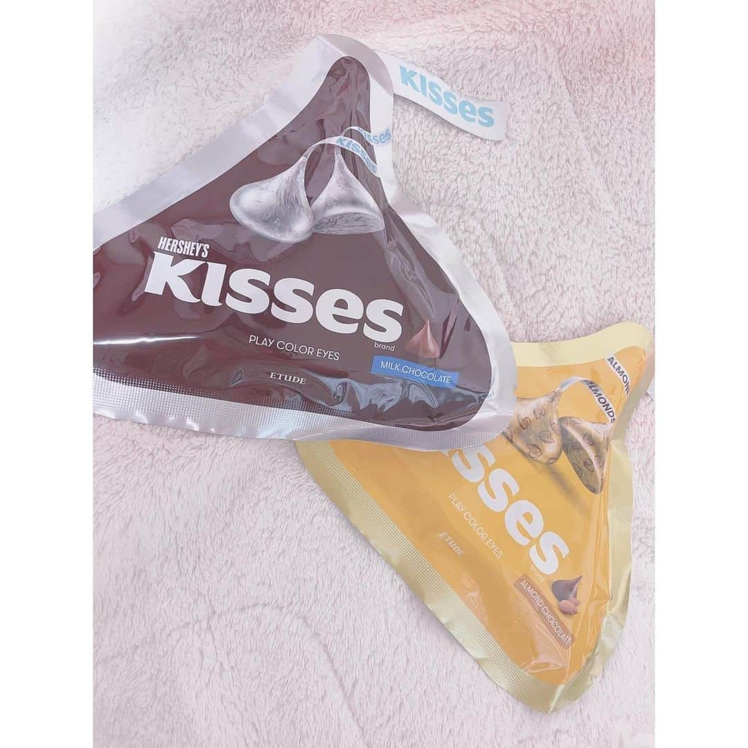 小泉遥香さんのインスタグラム写真 - (小泉遥香Instagram)「#エチュードハウス と #kisses の コラボアイシャドウ🍫💓  まるで本物のチョコレートの様なパケが可愛くて、即買い♡  今日はアーモンドチョコレートで、メイクしたよ♡  #Instaharum #コスメ #エチュードハウス #ハーシーキス #コラボ #アイシャドウ #メイク #テラコッタメイク #オレンジメイク #ブラウンメイク #アイメイク #おはる #小泉遥香 #アイドル  #やっとエチュードデビューできた✨」2月22日 11時45分 - haruka_koizumi_official