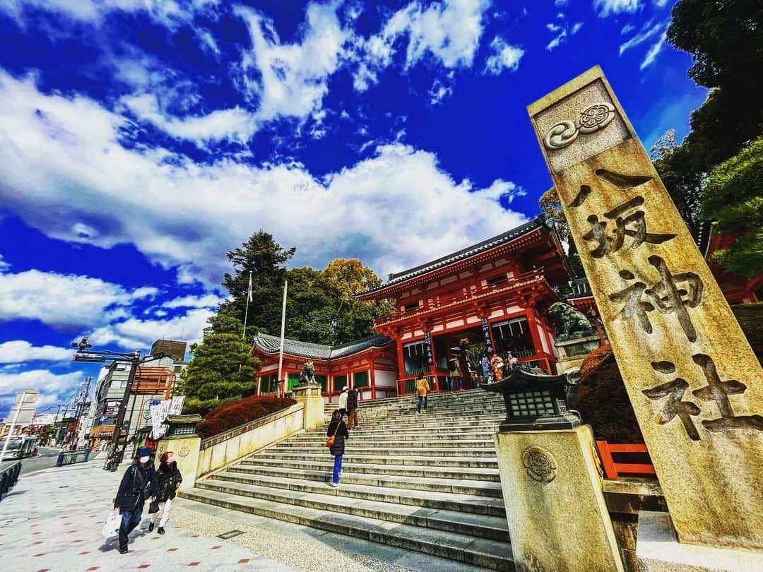 草川瞬のインスタグラム：「八坂神社﻿ ﻿ 先日関西へ行ってきました﻿ ﻿ ある曲のレコーディングと﻿ 京都の家族に会いに﻿ ﻿ 普段なら観光客や人で溢れてる京都も﻿ 今のご時世からか本当に人が少なく閑散としてた﻿ その分自分の地元の空気を思い切り吸えた気がする」