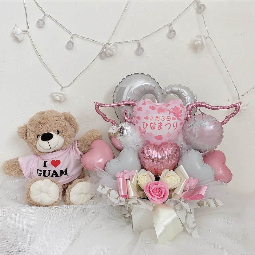 のインスタグラム：「可愛い @hanamoyou.handa 花模様さんのballoon ❦☄︎ が届いたので⊹⊹﻿ ﻿ 旅行の時に買った、娘のお気に入りのくまちゃん·ᴥ·と並べてみた♡♡﻿ ﻿ 可愛い～って喜んでくれて良かった♡♡﻿ ﻿ やっぱり女の子は何歳になっても可愛い物が好きですね～𖢨𖡼﻿ ﻿ #バルーン#balloon#可愛い#サプライズ」