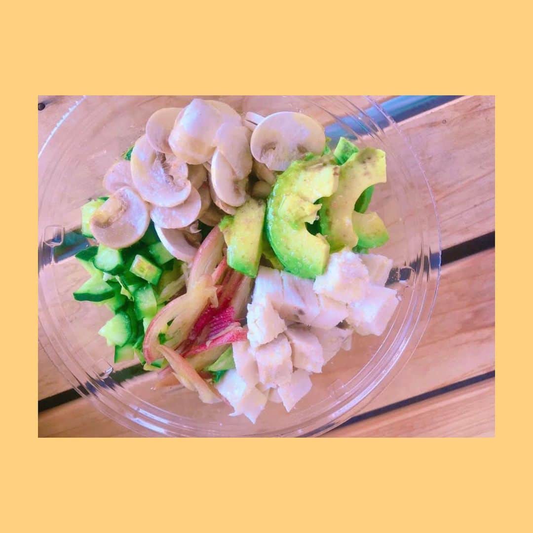菅長愛子のインスタグラム：「🥗🍴😋🌈  こんなに天気の良い日には オリジナルサラダボウルを持って、外で食べたら気持ちいいだろうな🌼  こちらのサラダボウルトッピングは私のお気に入りを入れてみた🥗✨  ・カジキ ・アボカド ・マッシュルーム ・ミョウガ ・きゅうり ・レタス  マンネリ化したおうち時間にもオススメ☝️」