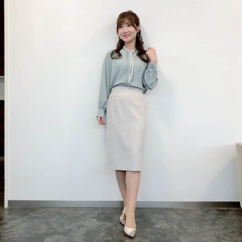 TBS「あさチャン！」のインスタグラム：「Today's さやこ Fashion🌼 ・ スタイリストさんからのポイント💁🏻‍♀️🍀 ミントグリーンの春らしいブラウスに 女性らしいタイトスカートを合わせた 綺麗めコーディネート🌹✨ このブラウスはボウタイ部分が ホワイトとのバイカラーになっていて、 1枚でオシャレ見えするデザインです☺️ ・ ボトムスをホワイトのフレアスカートや プリーツスカートにすると フェミニンな雰囲気に❣️ センタープレスの入ったパンツにすると、 少しモードな雰囲気になり いろいろな着こなしを楽しめます🤗 ・ きょうの東京、日中は気温が上がり 初夏の陽気になるそう😆☀️ 花粉は多く飛ぶみたいなので要注意です🤧🌳 今週もあさチャン！よろしくお願いします🐱 ・ ・ #tbs #あさチャン #アナウンサー #野村彩也子 #さやコーデ」