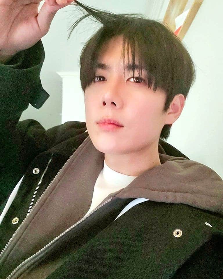 ペク・キュジョンのインスタグラム：「- With 앞머리 자를까아아 기를까아아아 조금만 자를까 !?! 아니야 조금만 더 기를까아아!? 마음가는대로 해보자아아아  모두 마음가는대로 즐겁게 행복하게 아자아자♡」