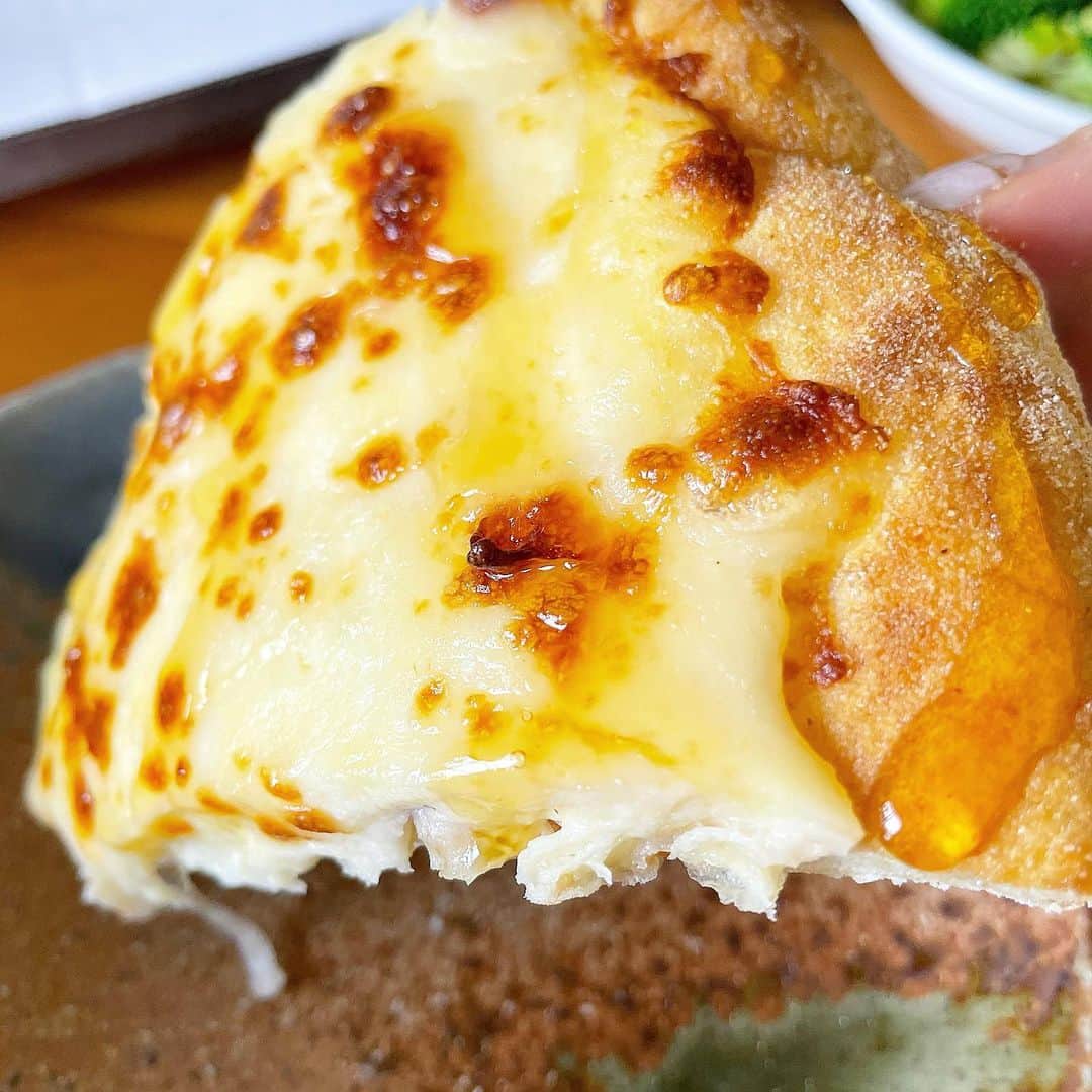 みき みーやんさんのインスタグラム写真 - (みき みーやんInstagram)「チーズまみれ🤤🧀🍕 . @dominos_jp の ウルトラチーズ 250g🧀 チーズがとにかくふわっふわで 口の中に入れた瞬間 芳醇な香りが広がるー🤤❤ . . チーズすぎな方は1回食べて欲しい。笑 . . お持ち帰りは半額だからお財布にも優しい❤笑 1枚での注文でも半額適用されるよ🤤❤ . #dominospizza #domino #ドミノピザ #ピザ好き #ピザパーティー #ピザパ #🍕#チーズ好き #チーズピザ #ウルトラチーズ #食べスタグラム #おうち時間#おうちじかん #ステイホーム#おうちご飯#cheese#pizza🍕」2月22日 11時54分 - mi_yan0101