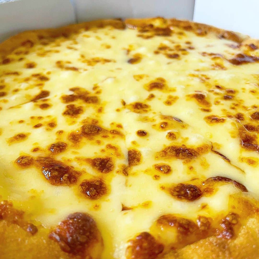 みき みーやんさんのインスタグラム写真 - (みき みーやんInstagram)「チーズまみれ🤤🧀🍕 . @dominos_jp の ウルトラチーズ 250g🧀 チーズがとにかくふわっふわで 口の中に入れた瞬間 芳醇な香りが広がるー🤤❤ . . チーズすぎな方は1回食べて欲しい。笑 . . お持ち帰りは半額だからお財布にも優しい❤笑 1枚での注文でも半額適用されるよ🤤❤ . #dominospizza #domino #ドミノピザ #ピザ好き #ピザパーティー #ピザパ #🍕#チーズ好き #チーズピザ #ウルトラチーズ #食べスタグラム #おうち時間#おうちじかん #ステイホーム#おうちご飯#cheese#pizza🍕」2月22日 11時54分 - mi_yan0101