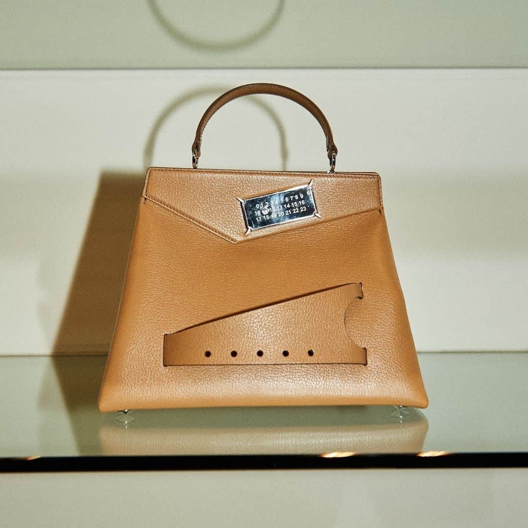 ADELAIDEのインスタグラム：「Snatched! ⁠ ⁠ @maisonmartinmargiela ⁠ #Snatched Medium #Handbag⁠ ⁠」