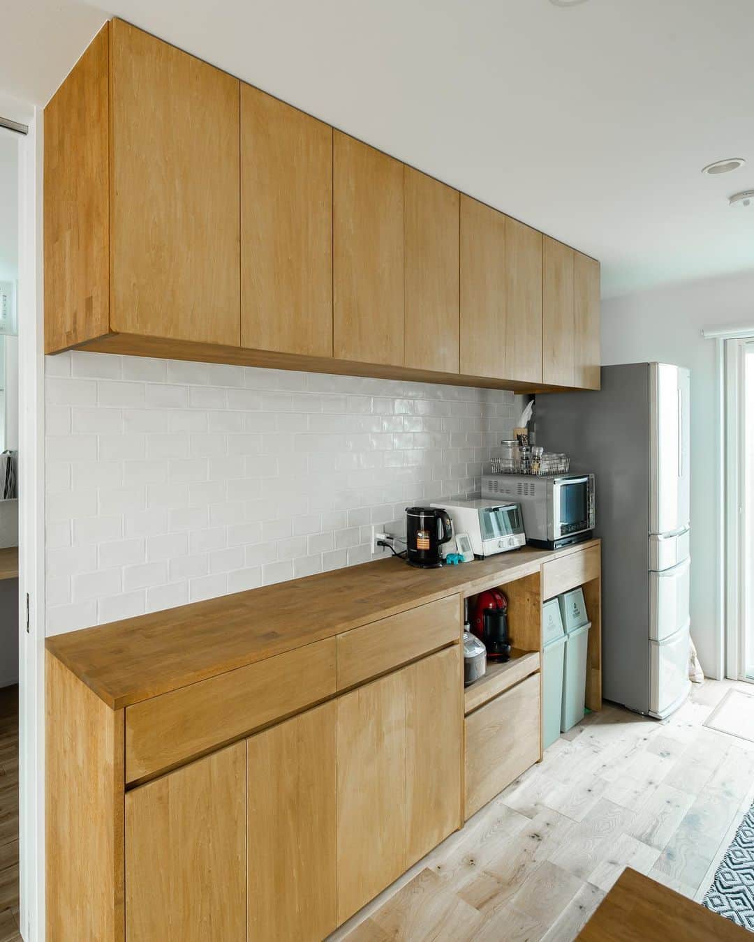 ルポハウス一級建築士事務所さんのインスタグラム写真 - (ルポハウス一級建築士事務所Instagram)「・ ・ ・ 遠目からでは分からない、壁に貼った白タイル・個性的なペンダントライトがキッチンに立つ気分を盛り上げます。 ・ 広めのカウンター笠木は、料理の受け渡しにも便利です。 ・ ・ ・ 𓐌𓐌𓐌𓐌𓐌𓐌𓐌𓐌𓐌𓐌𓐌𓐌𓐌𓐌𓐌𓐌𓐌𓐌  ルポハウスの施工事例はこちらまで☞ @reposhouse  𓐌𓐌𓐌𓐌𓐌𓐌𓐌𓐌𓐌𓐌𓐌𓐌𓐌𓐌𓐌𓐌𓐌𓐌 #ルポハウス は#ちょっとかっこいい家 を"友人のために" という思いでつくっています。 一生に一度の#マイホーム。 「あなたにしかできない」×「ルポハウスだからできる」で、 私たちだけの#家づくり を思いっきり楽しんでみませんか？！ ・ ・ ・ #住宅 #注文住宅 #新築一戸建て #デザイナーズ住宅  #一級建築士事務所 #設計事務所  #滋賀県大津市 #滋賀県草津市 #滋賀県栗東市  #滋賀県近江八幡市 #設計士とつくる家 #ダイニングインテリア #キッチンインテリア #名古屋モザイクタイル #マシア #造作カップボード #ナラ無垢床材」2月22日 12時00分 - reposhouse