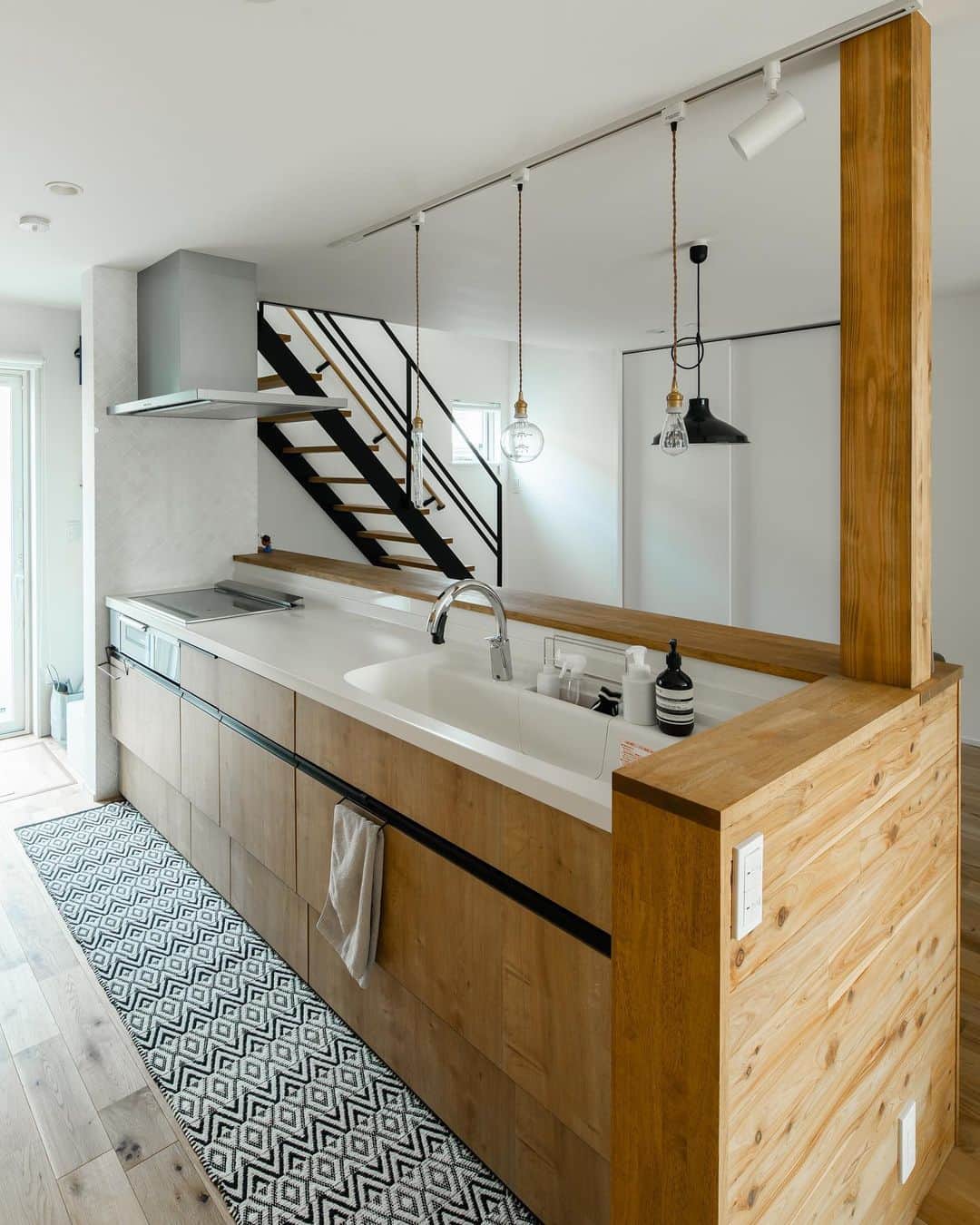 ルポハウス一級建築士事務所さんのインスタグラム写真 - (ルポハウス一級建築士事務所Instagram)「・ ・ ・ 遠目からでは分からない、壁に貼った白タイル・個性的なペンダントライトがキッチンに立つ気分を盛り上げます。 ・ 広めのカウンター笠木は、料理の受け渡しにも便利です。 ・ ・ ・ 𓐌𓐌𓐌𓐌𓐌𓐌𓐌𓐌𓐌𓐌𓐌𓐌𓐌𓐌𓐌𓐌𓐌𓐌  ルポハウスの施工事例はこちらまで☞ @reposhouse  𓐌𓐌𓐌𓐌𓐌𓐌𓐌𓐌𓐌𓐌𓐌𓐌𓐌𓐌𓐌𓐌𓐌𓐌 #ルポハウス は#ちょっとかっこいい家 を"友人のために" という思いでつくっています。 一生に一度の#マイホーム。 「あなたにしかできない」×「ルポハウスだからできる」で、 私たちだけの#家づくり を思いっきり楽しんでみませんか？！ ・ ・ ・ #住宅 #注文住宅 #新築一戸建て #デザイナーズ住宅  #一級建築士事務所 #設計事務所  #滋賀県大津市 #滋賀県草津市 #滋賀県栗東市  #滋賀県近江八幡市 #設計士とつくる家 #ダイニングインテリア #キッチンインテリア #名古屋モザイクタイル #マシア #造作カップボード #ナラ無垢床材」2月22日 12時00分 - reposhouse