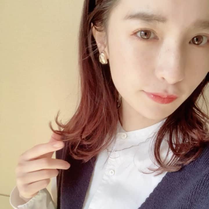 皆本麻帆のインスタグラム：「髪の毛をー ピンクっぽくー 染めたー！伝われぇぇ  今週も脳内は爆音Niziu ハッピー野郎で 行っきまーす🍻🌈💖  2/22ってなんか良い日だね！  @bellechiaki さんカラーいつもありがとうございます♡♡！  今夜は女優倶楽部と一緒に🥂 21時。お待ちしてるわん」