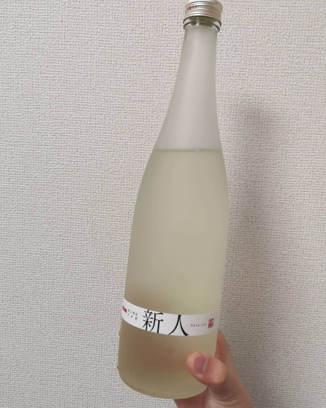 石川奈津紀さんのインスタグラム写真 - (石川奈津紀Instagram)「【新人専用日本酒！】 天寿酒造さんからきょう発売の 新人専用日本酒 純米吟醸「新人」✨ "新人"の名にぴったりのキレイですっきりしたお酒。  まず目を引くのは真っ白なパッケージ。 よく見ると、酒器選びや言葉遣いといった 新人が気になる情報がうすーくプリントしてあります。 あけると、また真っ白なビンが。  お酒自体も、透明感ある色味。 香りはすっきり、キレある後味。 かなりすっと消えていく感覚。  Alc15度、精米歩合60%というつくりもバランスがよくて 新人を思わせます！  すごくキレイですっきりしていて さらっと飲めちゃいます。 カプレーゼとか白身魚のカルパッチョに合わせたい😋 * #天寿酒造 #鳥海山 #天寿酒造公式アンバサダー #日本酒 #日本酒🍶#日本酒好き #日本酒好きな人と繋がりたい #日本酒女子 #NOMIYASE #飲んで痩せる #sakemake #japanesesake #sake #ポン酒タグラム #日本酒ナビゲーター #女子アナ唎酒師 #唎酒師 #ごちそうさまでした #おうち飲み #おうち居酒屋」2月22日 12時07分 - natsukiishikawa1011