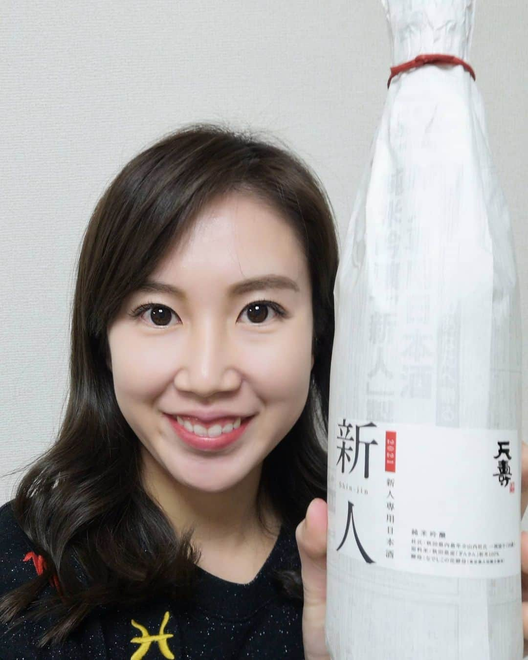 石川奈津紀のインスタグラム：「【新人専用日本酒！】 天寿酒造さんからきょう発売の 新人専用日本酒 純米吟醸「新人」✨ "新人"の名にぴったりのキレイですっきりしたお酒。  まず目を引くのは真っ白なパッケージ。 よく見ると、酒器選びや言葉遣いといった 新人が気になる情報がうすーくプリントしてあります。 あけると、また真っ白なビンが。  お酒自体も、透明感ある色味。 香りはすっきり、キレある後味。 かなりすっと消えていく感覚。  Alc15度、精米歩合60%というつくりもバランスがよくて 新人を思わせます！  すごくキレイですっきりしていて さらっと飲めちゃいます。 カプレーゼとか白身魚のカルパッチョに合わせたい😋 * #天寿酒造 #鳥海山 #天寿酒造公式アンバサダー #日本酒 #日本酒🍶#日本酒好き #日本酒好きな人と繋がりたい #日本酒女子 #NOMIYASE #飲んで痩せる #sakemake #japanesesake #sake #ポン酒タグラム #日本酒ナビゲーター #女子アナ唎酒師 #唎酒師 #ごちそうさまでした #おうち飲み #おうち居酒屋」