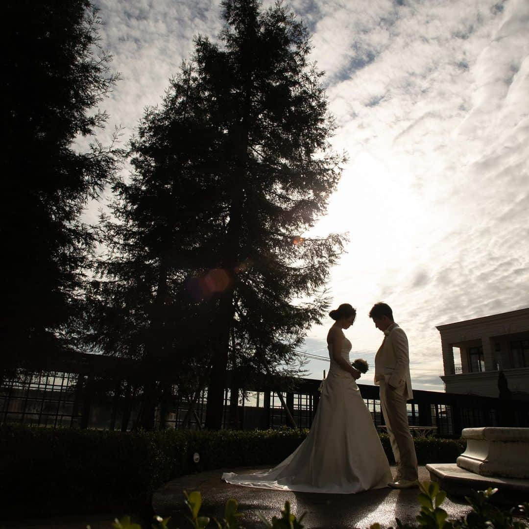 富山結婚式 ヴィラグランディス富山のインスタグラム：「, , 雨上がりの空と✴︎ , どんな季節でもどんな天気でも その瞬間を美しく思い出に , ヴィラグランディスでは会場敷地内だけでも様々なロケーションで撮影できます⌘ , #ヴィラグランディス富山  他の写真も気になる方はプロフィールから 公式HPをご覧下さい▶︎▶︎▶︎」