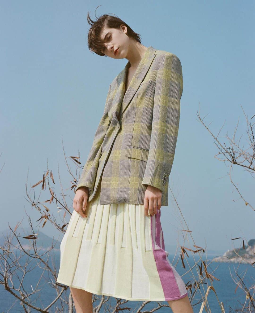 I.T IS INSPIRATIONさんのインスタグラム写真 - (I.T IS INSPIRATIONInstagram)「Hugging your curves in @portspure - This Spring, Ports Pure brings a playful mood into your wardrobe.  The pencil skirt comes in contrast colors and pleated design for a unique twist to pair the plaid pattern blazer and @byfar_official boots perfectly ! - #ITHK #ITisInspiration #portspure #byfar #springwardrobe」2月22日 12時10分 - ithk