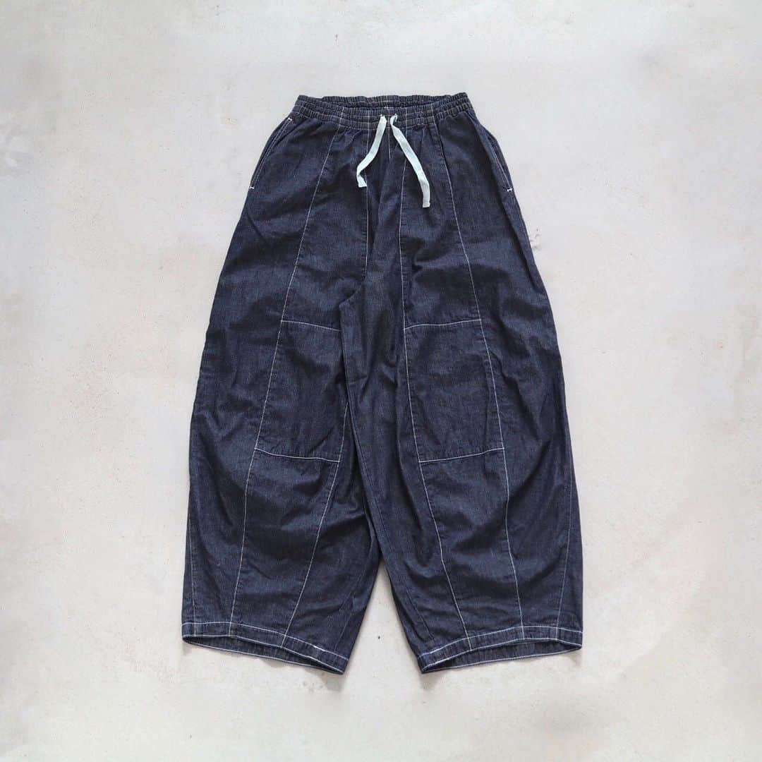 のインスタグラム：「_ Needles / ニードルズ "H.D. Pant - 6oz Denim" ¥18,700- _ 〈online store / @digital_mountain〉 https://www.digital-mountain.net/shopdetail/000000012860/ _ 【オンラインストア#DigitalMountain へのご注文】 *24時間受付 *14時までのご注文で即日発送 *1万円以上ご購入で送料無料 tel：084-973-8204 _ We can send your order overseas. Accepted payment method is by PayPal or credit card only. (AMEX is not accepted)  Ordering procedure details can be found here. >>http://www.digital-mountain.net/html/page56.html _ 本店：#WonderMountain  blog>> http://wm.digital-mountain.info _ #NEPENTHES #Needles #ネペンテス #ニードルズ _ 〒720-0044  広島県福山市笠岡町4-18  JR 「#福山駅」より徒歩10分 #ワンダーマウンテン #japan #hiroshima #福山 #福山市 #尾道 #倉敷 #鞆の浦 近く _ 系列店：@hacbywondermountain _」