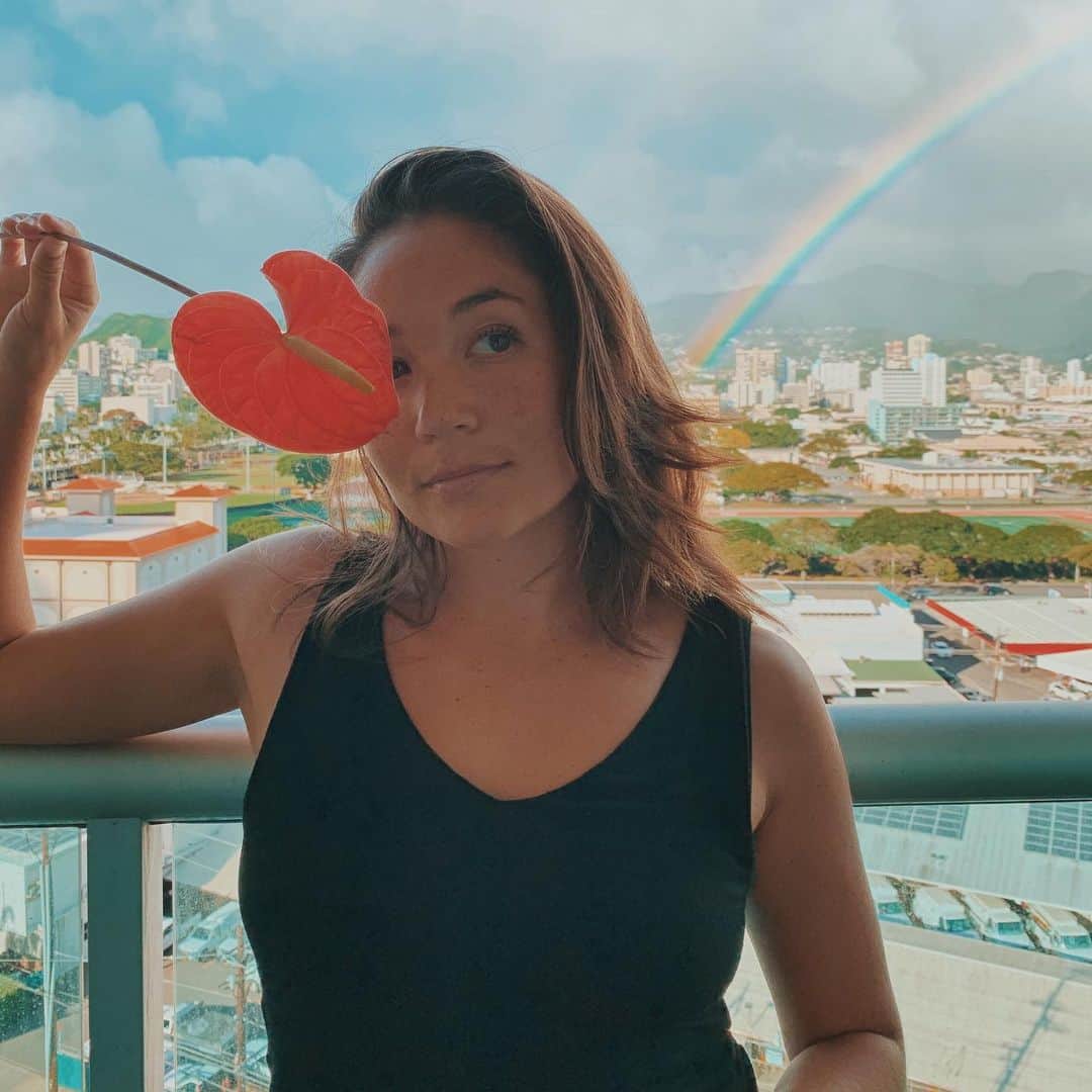 アリッサ ウーテンのインスタグラム：「I don’t love...the rain but I sure as heck love the rainbows 🌈」