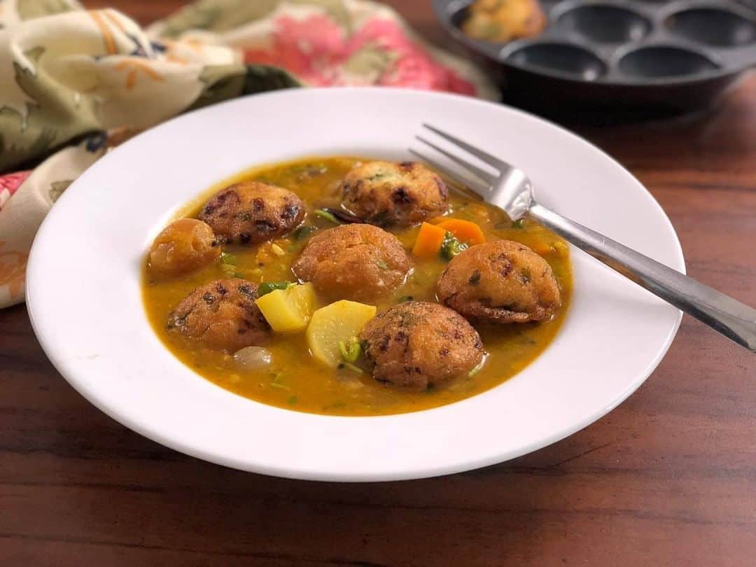 Archana's Kitchenさんのインスタグラム写真 - (Archana's KitchenInstagram)「This Onion Vada Sambar is a simple and healthy recipe where I have made the Vada’s healthy by using the Kuzhi Paniyaram pan as opposed to the traditional method of deep frying the vada.  Serve the delicious Onion Vada's with a Mixed Vegetable Sambar topped with finely chopped onions. Search for the recipe “Mini Onion Vada With Vengaya Sambar ” in our app. Link to the app in the bio @archanaskitchen . . . . . #recipes #easyrecipes #breakfast #Indianbreakfast #archanaskitchen #healthylifestyle #eating #highprotein #breakfastclub #cheesetoast #cheesechilli #Cheesechillitoast #homemadefood #eatfit #cooking #food #healthyrecipes #foodphotography #recipeoftheday #comfortfood #deliciousfood #delicious #instayum #food」2月22日 12時26分 - archanaskitchen