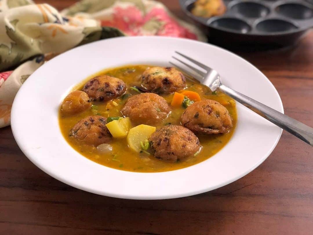 Archana's Kitchenのインスタグラム：「This Onion Vada Sambar is a simple and healthy recipe where I have made the Vada’s healthy by using the Kuzhi Paniyaram pan as opposed to the traditional method of deep frying the vada.  Serve the delicious Onion Vada's with a Mixed Vegetable Sambar topped with finely chopped onions. Search for the recipe “Mini Onion Vada With Vengaya Sambar ” in our app. Link to the app in the bio @archanaskitchen . . . . . #recipes #easyrecipes #breakfast #Indianbreakfast #archanaskitchen #healthylifestyle #eating #highprotein #breakfastclub #cheesetoast #cheesechilli #Cheesechillitoast #homemadefood #eatfit #cooking #food #healthyrecipes #foodphotography #recipeoftheday #comfortfood #deliciousfood #delicious #instayum #food」