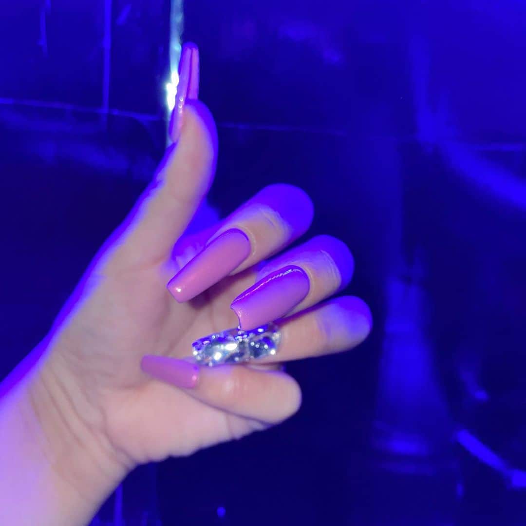 えまぽち(穂波エマ)のインスタグラム：「3日前に変えたnew nail💅  ぴんくむらさきくそかわ  #ブルーライトで雰囲気詐欺アゲ #nail」
