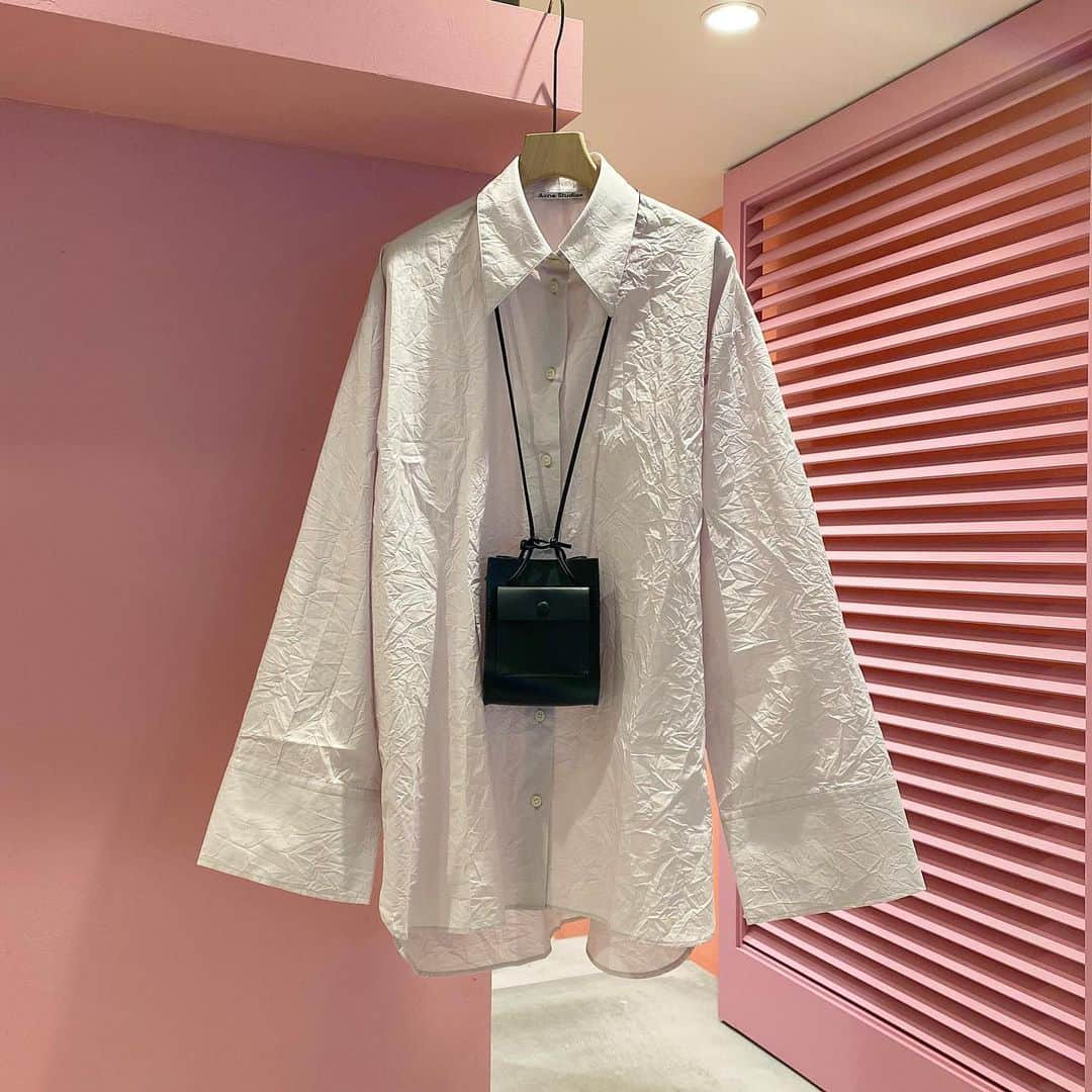 BEAMS WOMEN SHIBUYAのインスタグラム：「New arrival!! ＜ACNE STUDIOS＞﻿ 気になる商品ございましたら、﻿ お電話にて、お気軽にお問い合わせ下さい🇸🇪﻿ ﻿ ☎︎03-3780-5501﻿ －－－－－－－－－－－－－－﻿ ﻿ ・shirt【ACNE STUDIOS】﻿ 61-11-1493-202﻿ ¥40,700-﻿ ﻿ ・pouch【MARROW】﻿ 61-62-0431-698﻿ ¥17,600-﻿ ﻿ #acnestudios #marrow  #beams#beams_women_shibuya#raybeams#beamsboy#tokyo#ビームス#レイビームス#ビームスボーイ」