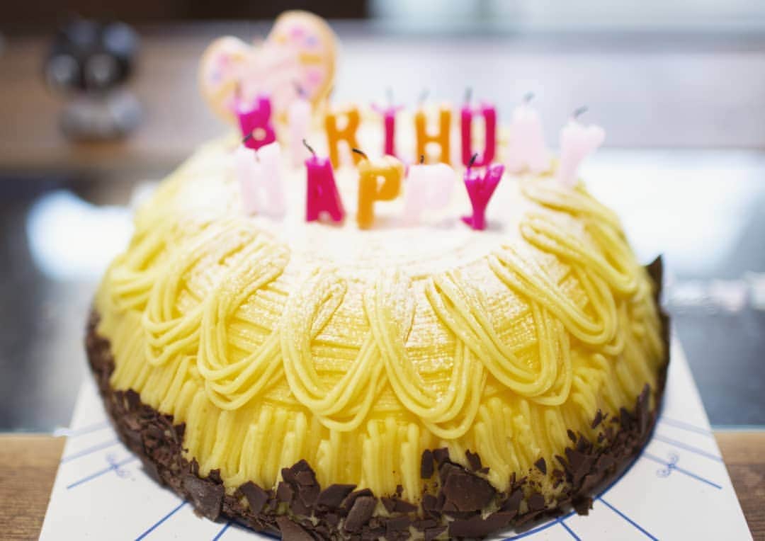 吉村美樹のインスタグラム：「主人のお誕生日ケーキは、大好物のモンブラン🌰初めてのネット注文で、届いたら大きすぎて驚きました💦（笑）美味しいけど、食べきれるかな…💦 #モンブラン #ホールケーキ #大きすぎ #大は小を兼ねる #ネット注文 #臨月妊婦 #今年はポチりました #来年は買いに行くね #お誕生日おめでとう #🎂」