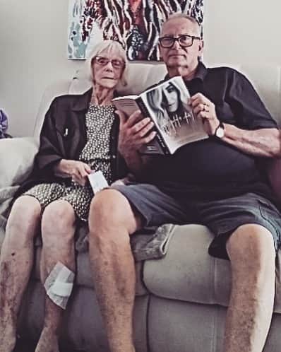 サマンサウィルスのインスタグラム：「Just put this on stories, but the reaction to it was so special it should definitely live here on the grid.   My darling Dad reading my book #ofgoldanddust to my gorgeous 96 year old grandmother.   He reads her a chapter a day. She keeps interrupting every few pages to say “but what about such and such?!” And Dad keeps replying “just be patient would you! That bit is coming up!” 😂❤️x」