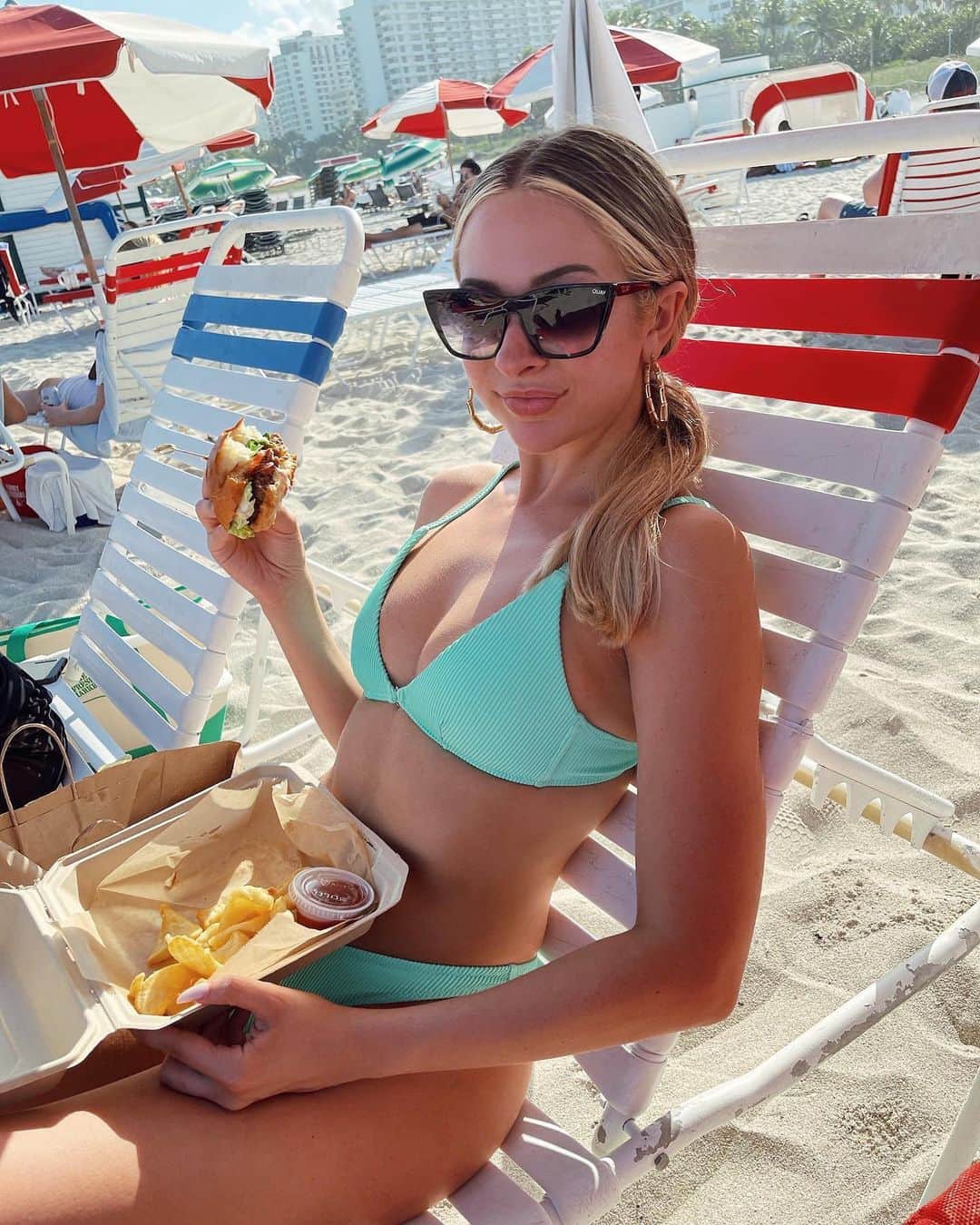 quayaustraliaさんのインスタグラム写真 - (quayaustraliaInstagram)「THIS MOOD 🙌  Beach, burger and bomb sunnies 😎 @sarah_desgrange vibing out in ON POINT in black fade #FINDYOURQUAYS」2月22日 12時32分 - quayaustralia