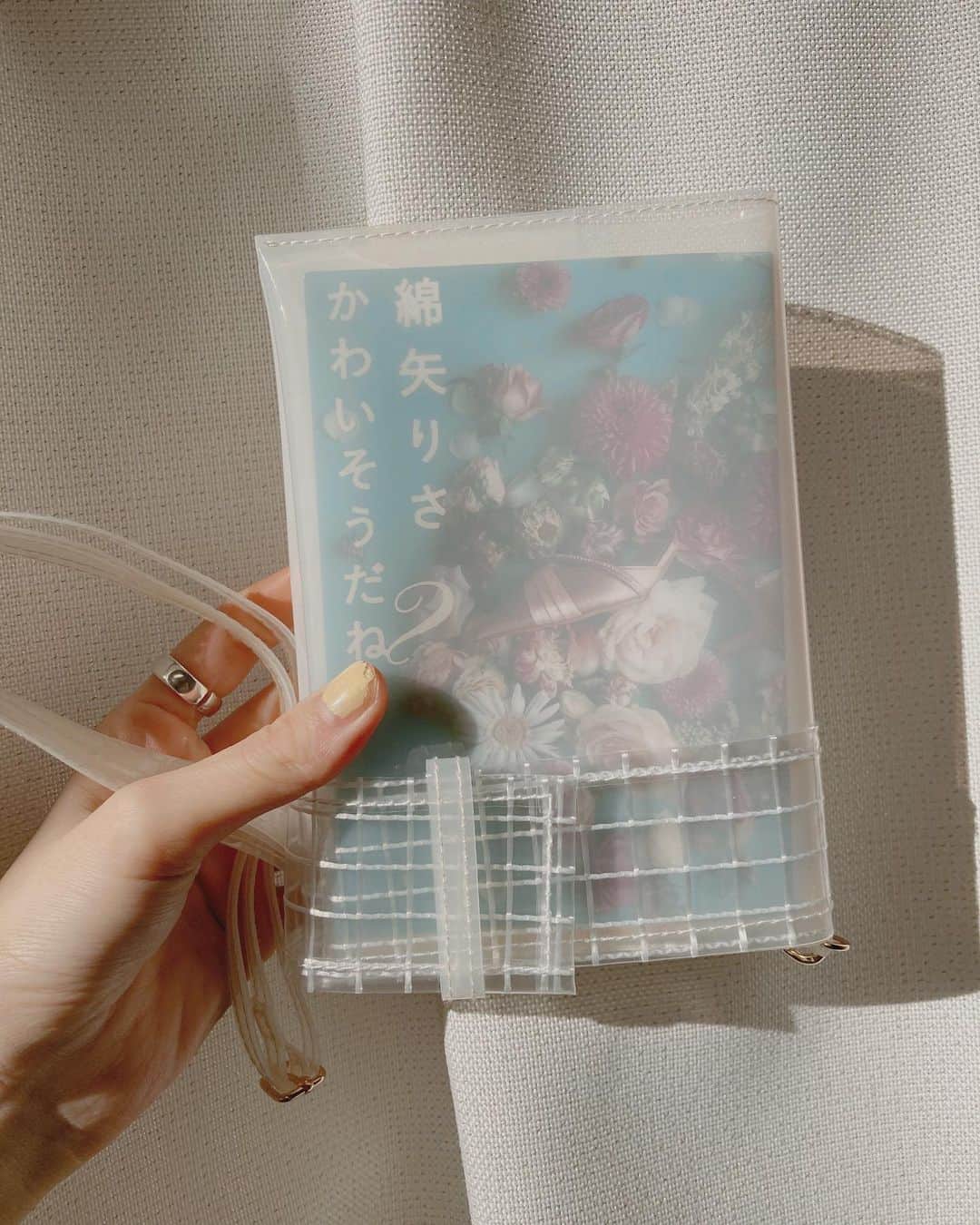あいりおおかわのインスタグラム：「. おみゆさん×Aquviiのbook cover bag届いた！ 本によって表情が変わるの、 これだけ持って散歩したいんだ〜」