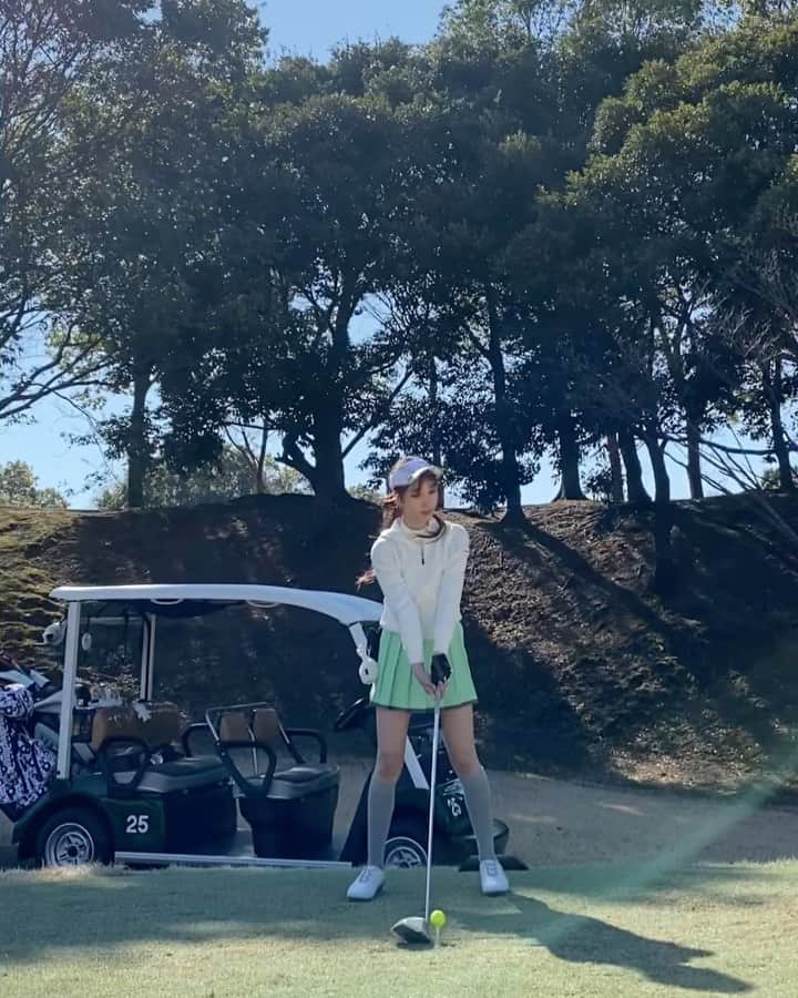 のインスタグラム：「. 正面ver.🏌️‍♀️☀️ . なんだか後光が差してる☀️✨笑 . フィニッシュをキープすることが最近ちゃんとできるようになってきた😆 前まではフィニッシュとるのがきつかったんだけど、3秒キープするぞって意識しながらやってたら、だんだん意識しなくてもできるように✨ . #ゴルフ女子#ゴルフ初心者#ゴルフ#ゴルフウェア#ゴルフスイング#ゴルフコーデ#スイング動画#ゴルフスイング動画#ドライバーショット#golf#golfstagram#golfswing#golfgirl」