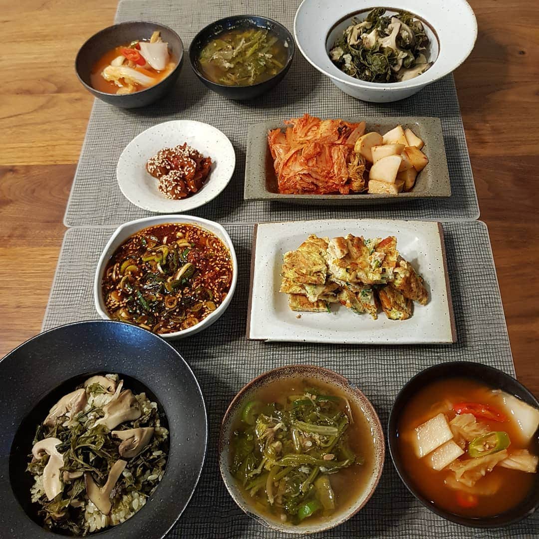 コ・ミョンファンさんのインスタグラム写真 - (コ・ミョンファンInstagram)「치열하게 건강밥상! . 아....이건 정말!!! . 뽕잎이 올라오면 당장 따러 가야겠다. . 우리 모두 항상 건강하자구요!!!^^ . #치열하게시리즈 #집밥 #뽕잎밥 #화소반그릇」2月22日 12時51分 - gommming