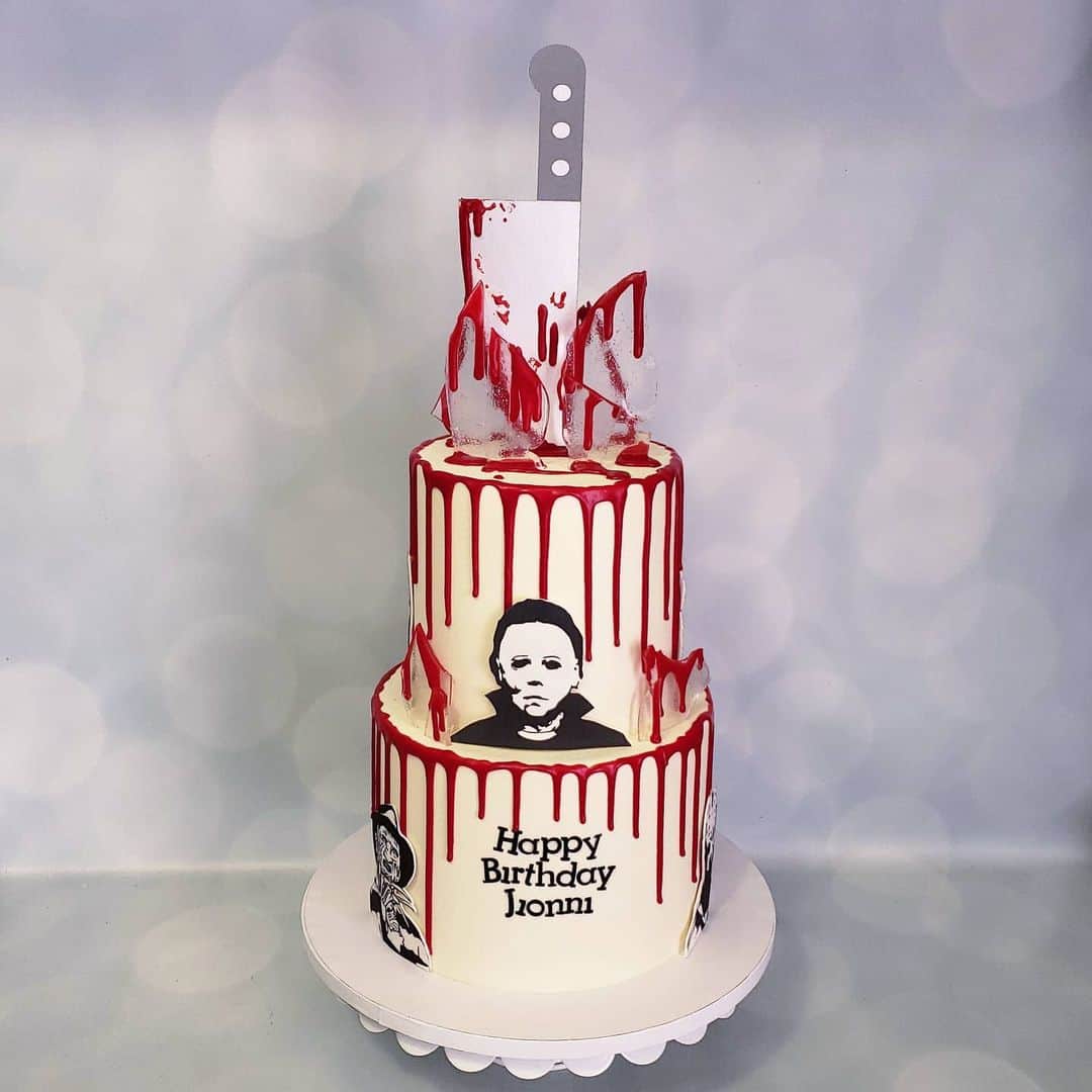 Honey Bee Cakesのインスタグラム：「Horror Movie Cake Topper by @_paperprettiesbyili_」