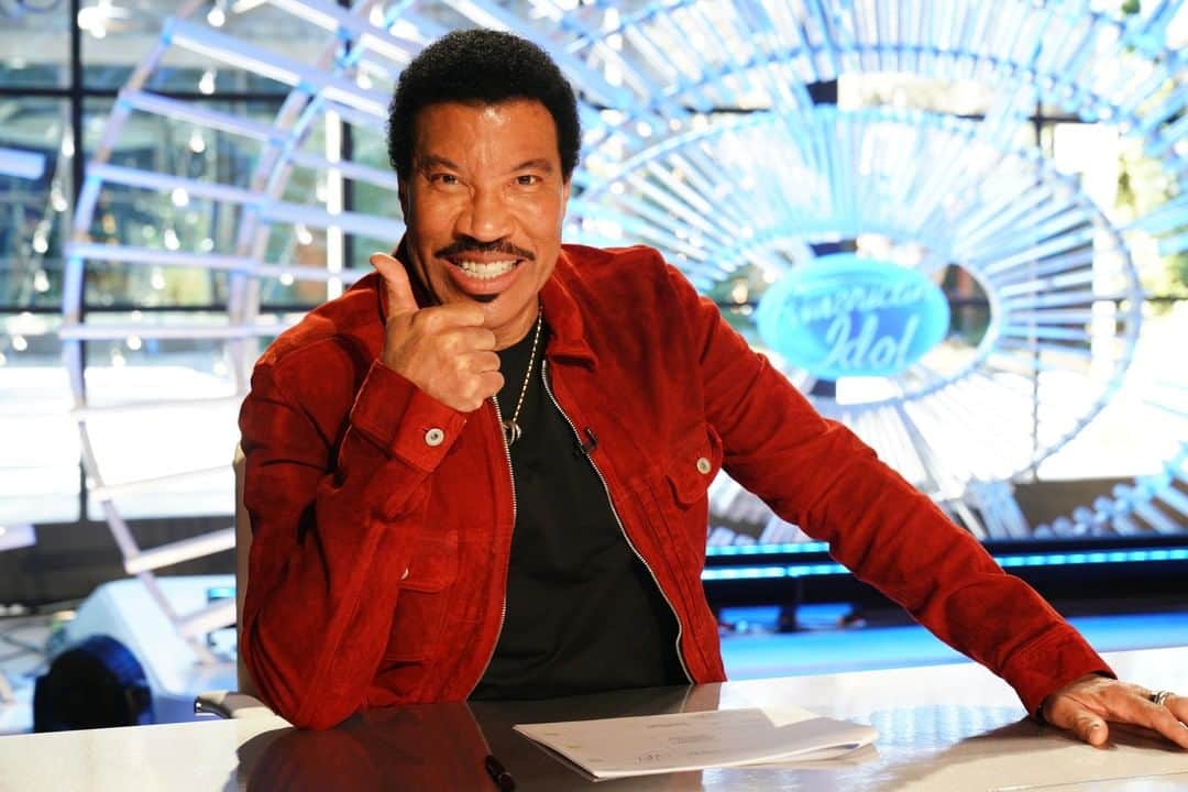 ライオネル・リッチーのインスタグラム：「A smile is free to pass around ...and @americanidol  will make you smile! Get ready West Coast!」