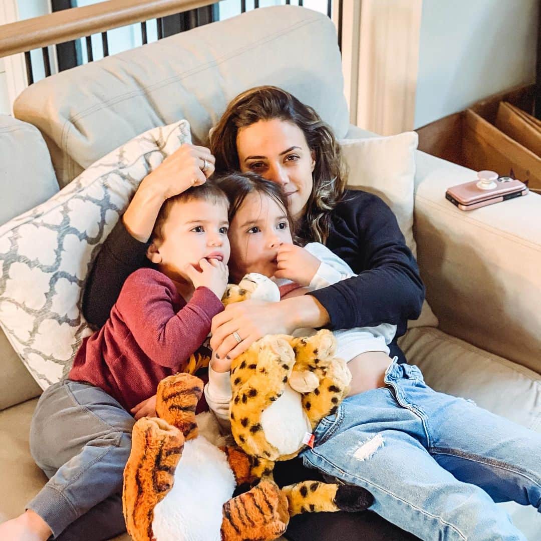 ジャナ・クレイマーのインスタグラム：「Have loved the last 3 weeks of snuggles because as of tomorrow the next 3 weeks will be 15 hour days filming so I’m soooo thankful for all the time together.  So when I start to miss the kiddos and feel like a bad mom for being away all day I’ll try to remember this time..」