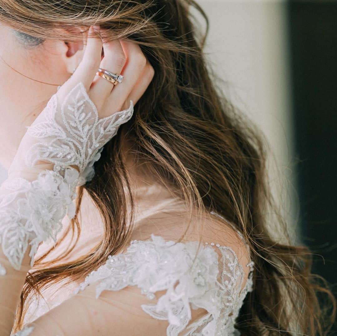 Magnolia Whiteのインスタグラム：「@nsymy_wedding 様より、素敵なお写真が届きましたのでご紹介させていただきます🕊  @ritzcarlton.osaka での﻿挙式でGalia Lahavのドレスをお召しいただきました。 ﻿ Dress﻿. @galialahav Nissa Hairmake. @_hm.wd_   #galialahav #ガリアラハヴ   #magnoliawhite #weddingdress #weddinggown #bridalgown #hawaiiwedding #hawaiibride #マグノリアホワイト #ウエディングドレス #インポートドレス #オーダードレス #ドレス試着 #ドレス選び #海外ウエディング #ホテル婚 #ホテル挙式 #フォトウェディング」