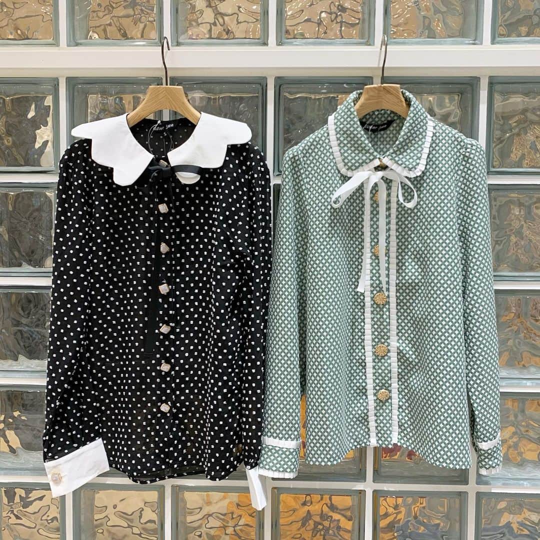 のインスタグラム：「. 🍀【 sister jane 】🍀 . new arrival . blouse(左) item no : 6111-1540 price : ¥12,800+tax . blouse(右) item on : 6111-1538 price ¥11,800+tax . . @beams_kobe ☎️078-335-2720 #beams#bprbeams#beamsplus#beamsboy#raybeams#kodomo#beamst#instafashion#instagood#outfit#outfitoftheday#fashion#ootd#beamskobe#kobe#japan#sisterjane#ビームス#レイビームス#ビームスボーイ#こどもビームス」