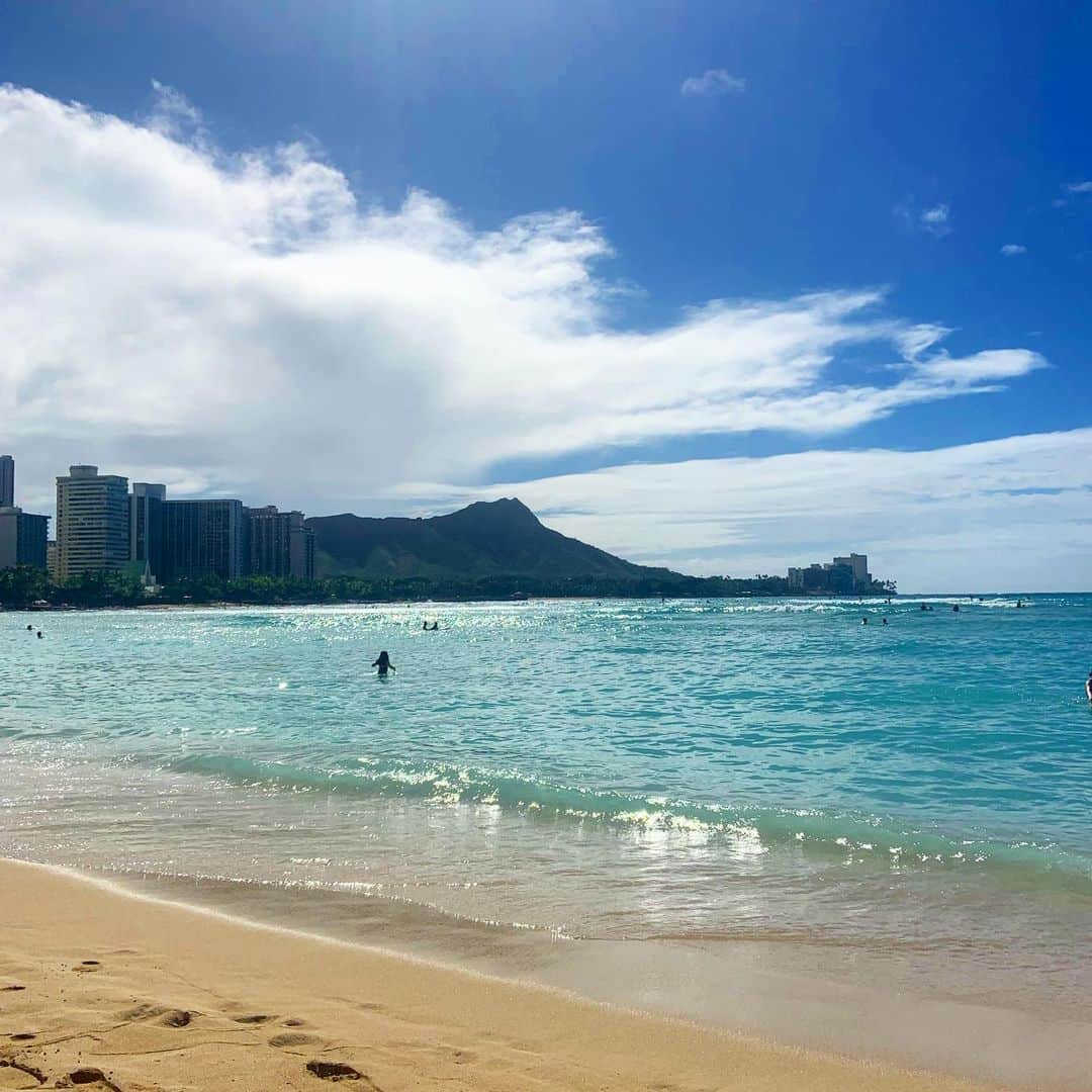 Aloha Street アロハストリートさんのインスタグラム写真 - (Aloha Street アロハストリートInstagram)「今日のワイキキビーチ🏖 海がキラキラしていて綺麗でした😊（エリカ）  #ハワイ#アロハストリート」2月22日 12時58分 - alohastreetcom_hawaii
