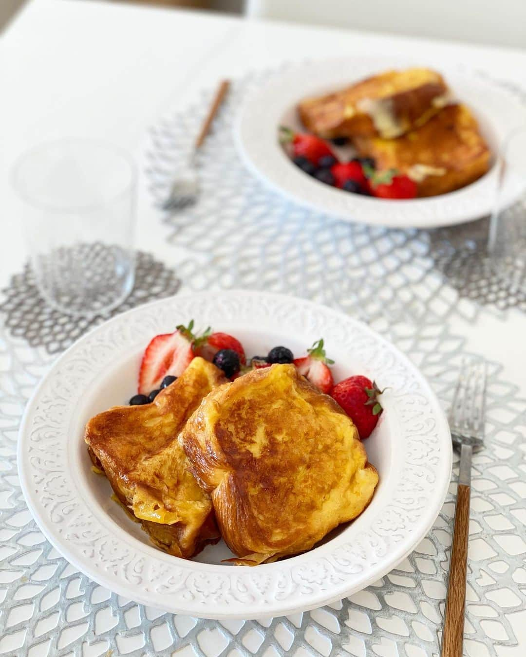 姫野れみさんのインスタグラム写真 - (姫野れみInstagram)「offの日の朝食🥞 丸一日ひたしたフレンチトースト♩ 我が家は豆乳でひたすんですが、 フワフワでトロトロでプルプルに出来上がります🤤 24時間かける価値があるので皆さんもぜひ♡  フレンチトーストレシピ🥞 ・正方形のデニッシュ6切れ (耳なしの厚切り食パン(約4cm)4切れでも！) ・卵…6個 ・砂糖…62g ・豆乳...370ml (牛乳でも！) ・バニラエッセンス…少々 ・バター…少々 ・オリーブオイル…少々  ①卵、砂糖、牛乳、バニラエッセンスを混ぜたものに 食パンに24時間ひたす。(12時間でひっくり返す)  ②熱すぎないフライパンに バターとオリーブオイルを入れて 弱火で片面ずつ蓋をして15分じっくり焼いて完成！  #石毛家の食卓 #フレンチトースト #サッカー選手のごはん #アスリートフードマイスター #アスリート飯 #料理 #手作り料理 #手作りごはん #おうちごはん #レシピ #dinner #food #cooking」2月22日 12時58分 - remi___08