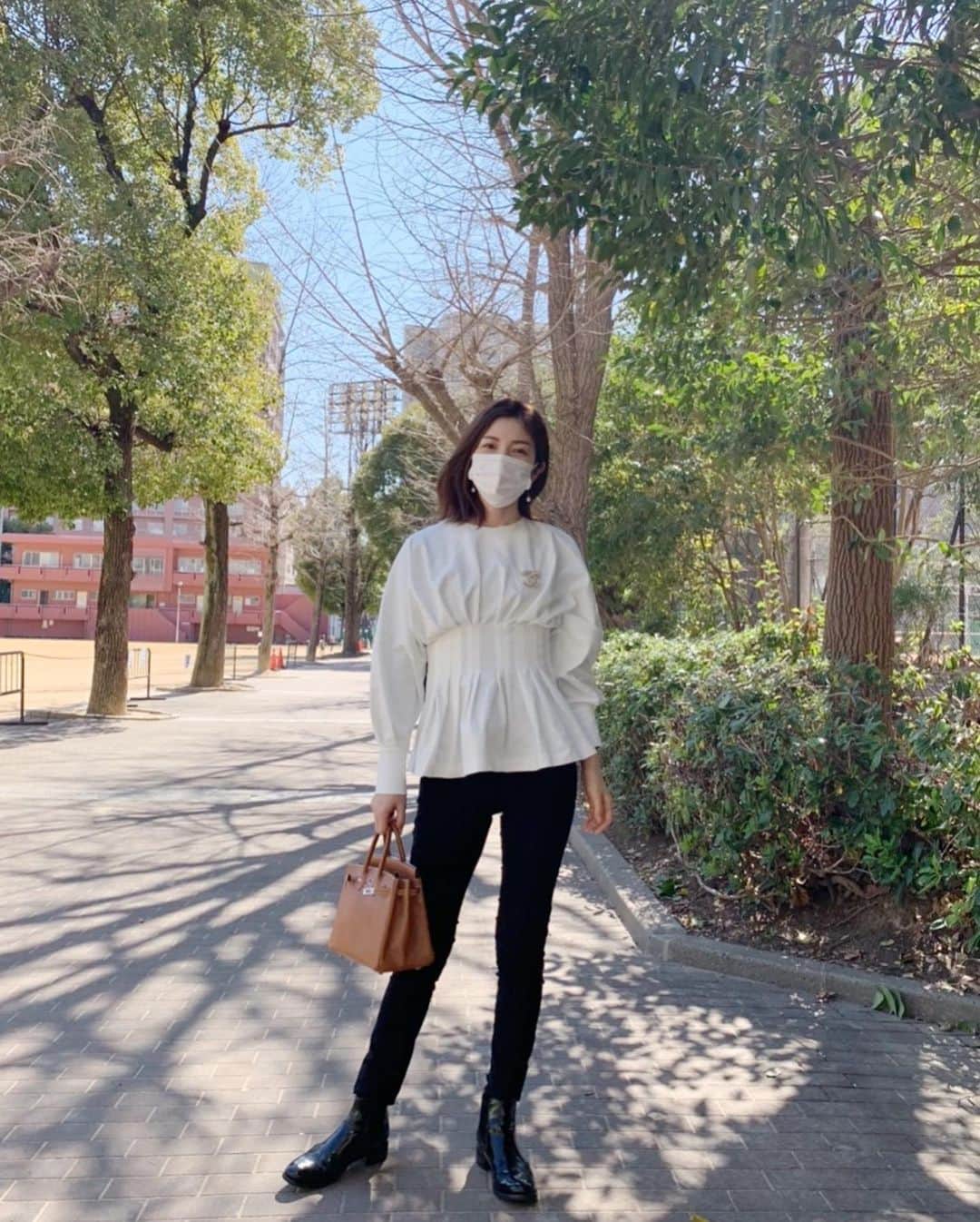 宇井愛美のインスタグラム：「今日も暖かい〜🥰🌷 . . . . . @u.m.t.j にも載せます。 . #春 #春コーデ」