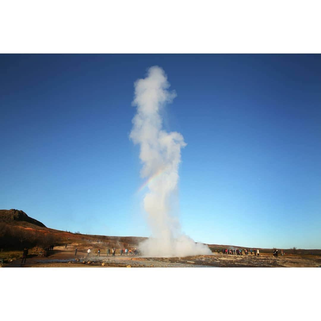 テレビ朝日「世界の街道をゆく」さんのインスタグラム写真 - (テレビ朝日「世界の街道をゆく」Instagram)「昼下がり、晴れ始めた空から日差しが降り注ぎます。山の裾野に、突然噴き上がる水蒸気を目にしました。ゲイシール。地熱地帯を象徴する間欠泉です。盛り上がり、吹き上がる熱湯。地表近くのマグマが岩を熱し、地下水が沸騰して吹き上がる、火山地帯ならではの現象です。 調理服を着た男性に出会いました。何やら、地面に掘り込んだ釜から袋を取り出します。中から出てきたのは、地熱で24時間かけて蒸し上げたライ麦パン。この地の伝統的な調理法だといいます。茹で卵とニシンの酢漬けを乗せて、スピリッツを飲みながら食べれば爽快な気分になりました。シェフが、吹き上がる間欠泉に目を細めて言いました。「これは大自然の息吹だ」と。  #世界の街道をゆく #キヤノン #テレビ朝日 #坂東巳之助 #canon 写真　#狩野喜彦 #大自然と人が息づく北国の道 #アイスランド #ゲイシール #ICELAND #republicoficeland #LýðveldiÍsland #Geysir」2月22日 13時10分 - tvasahi_kaidou