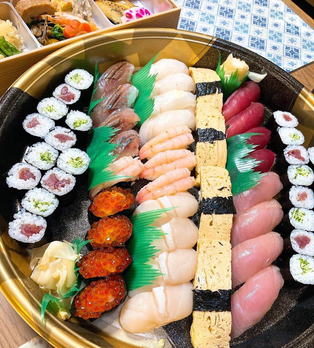 石田燿子さんのインスタグラム写真 - (石田燿子Instagram)「バースデーパーティーのメインは #佐渡弁慶 のお寿司（サビ抜き）🍣🍣🍣 でした。 おいしいものはいいよねえ。 おいしいと思えるなんて幸せだよねえ。 あー芽ねぎのお寿司が食べたい。」2月22日 13時12分 - yokonti